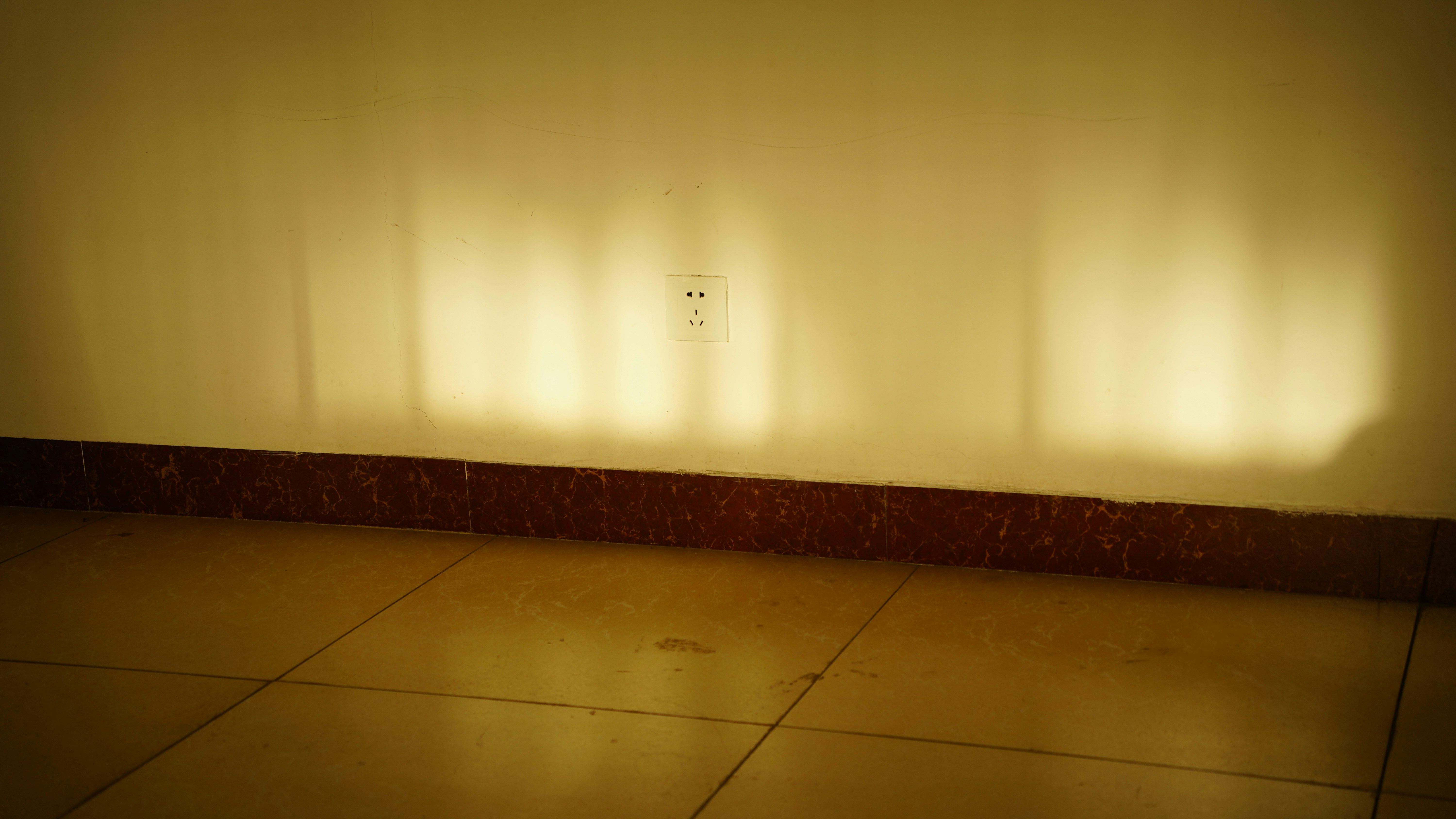 Sonnenlicht, das Schatten auf eine Wand wirft