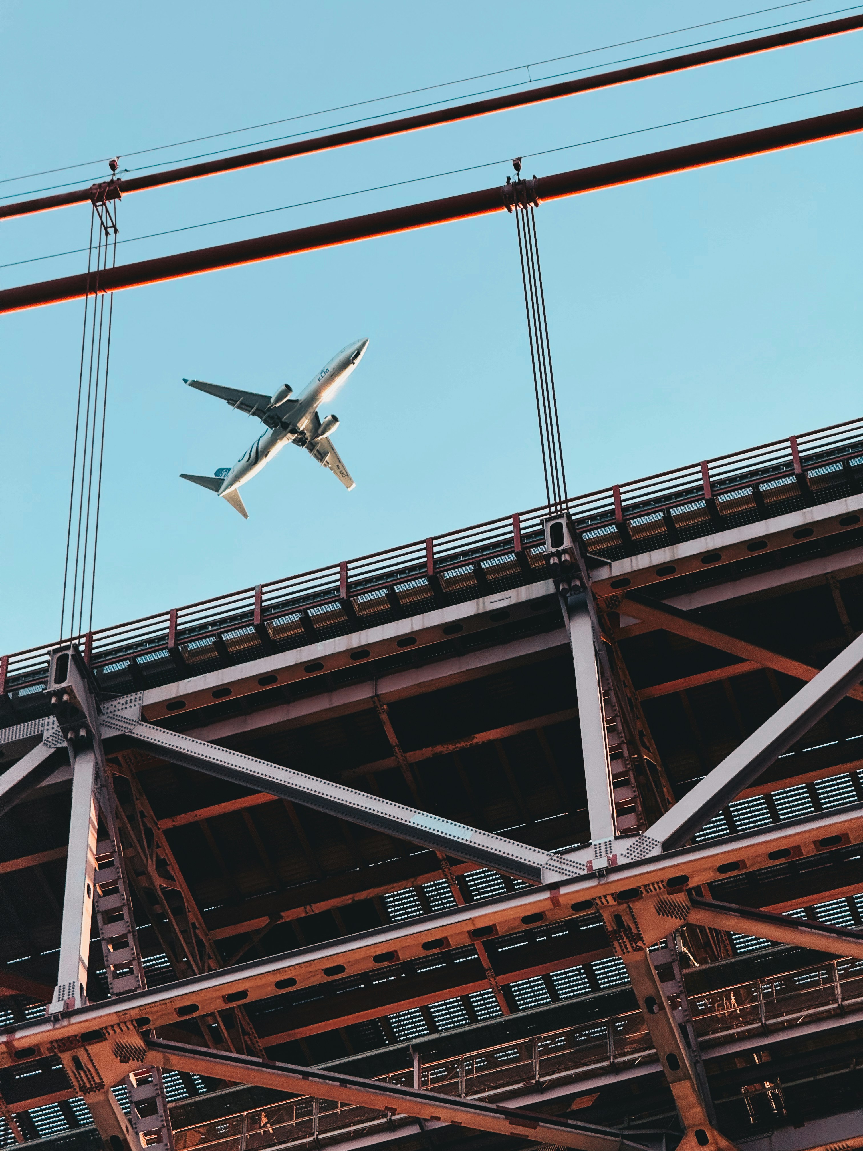 Avión volando sobre un puente