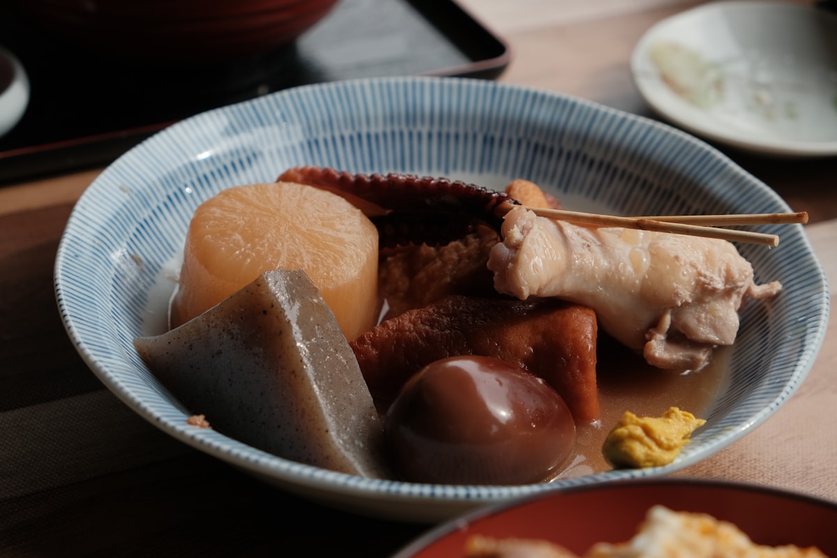 日本超商的關東煮鍋與各種熱食展示