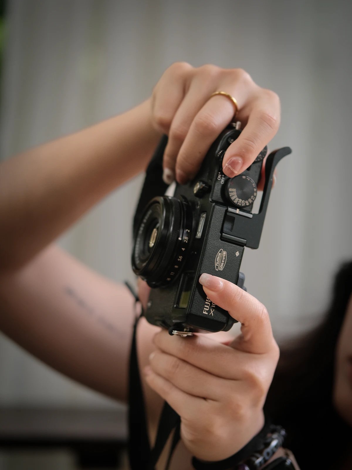 Tangan mengatur kamera film klasik