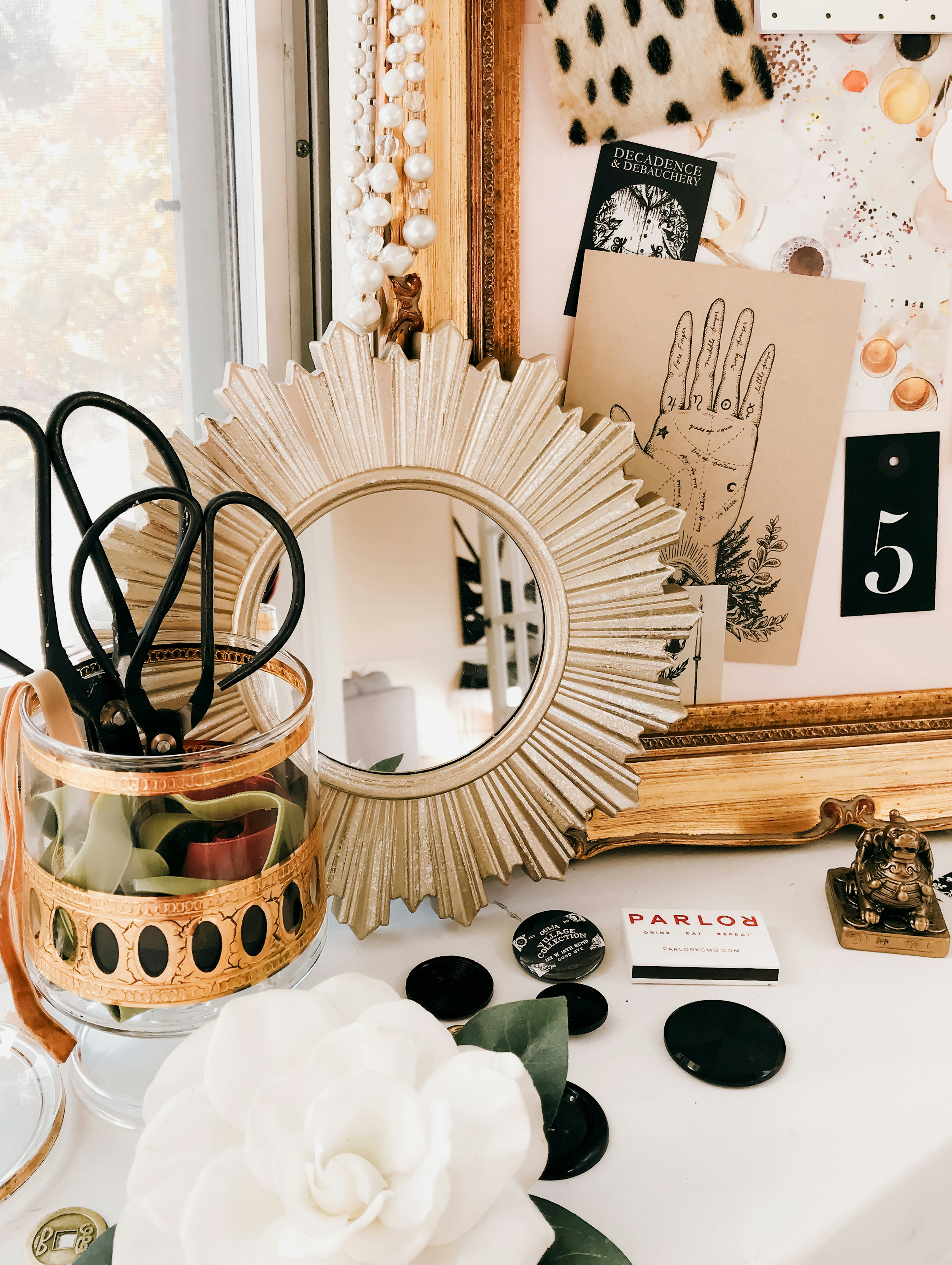 Objetos decorativos e obras de arte em uma superfície branca.