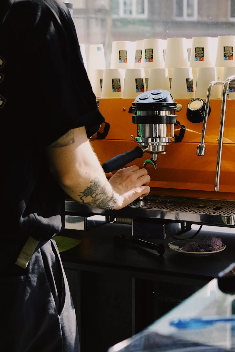 Barista v kavárně — Gastro Parťák