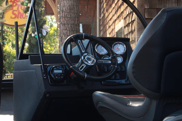 Boat helm with electronic gauges
