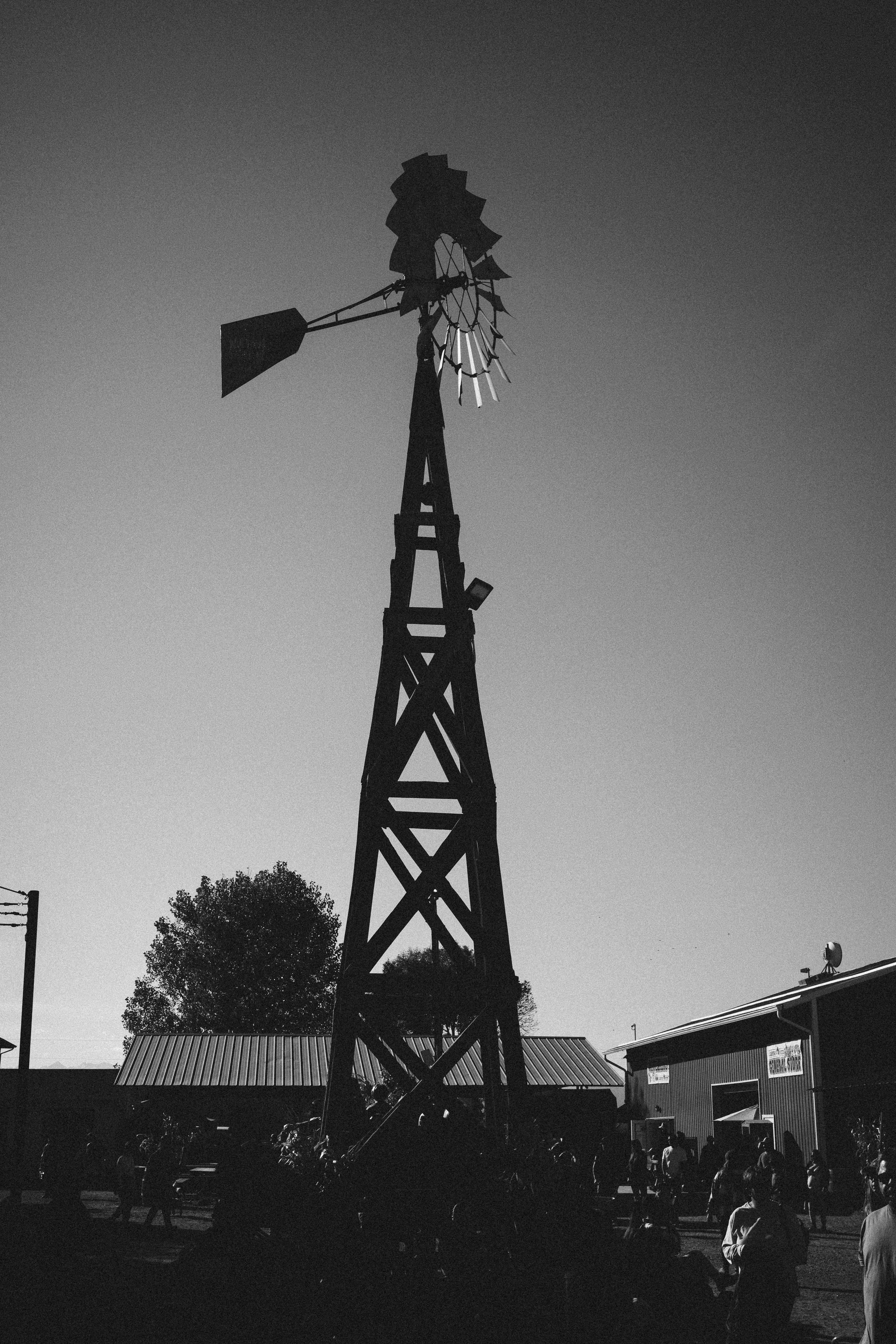 Silhouette d’un moulin à vent vintage sur un ciel dégagé.