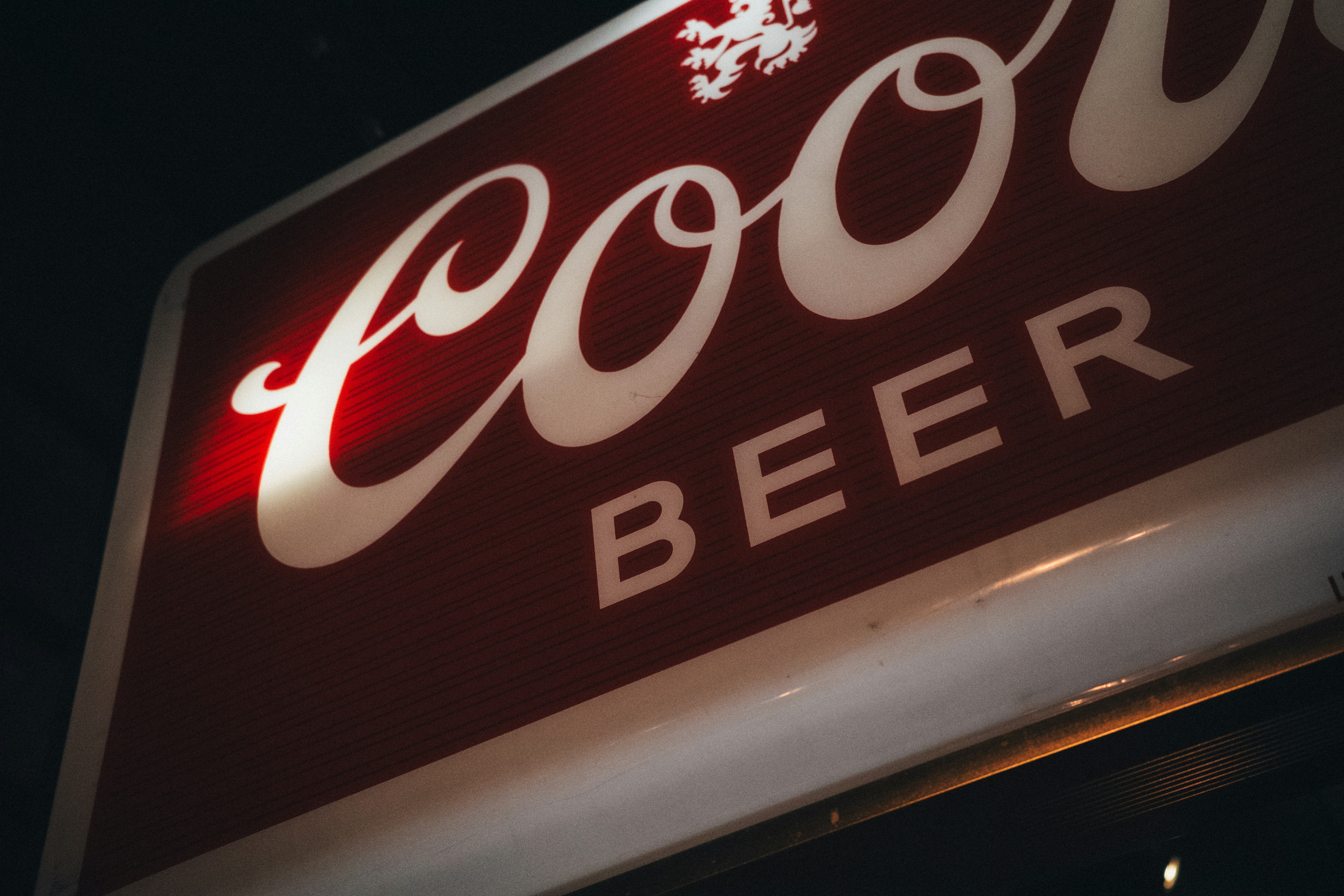 Enseigne de bière Coors illuminée la nuit