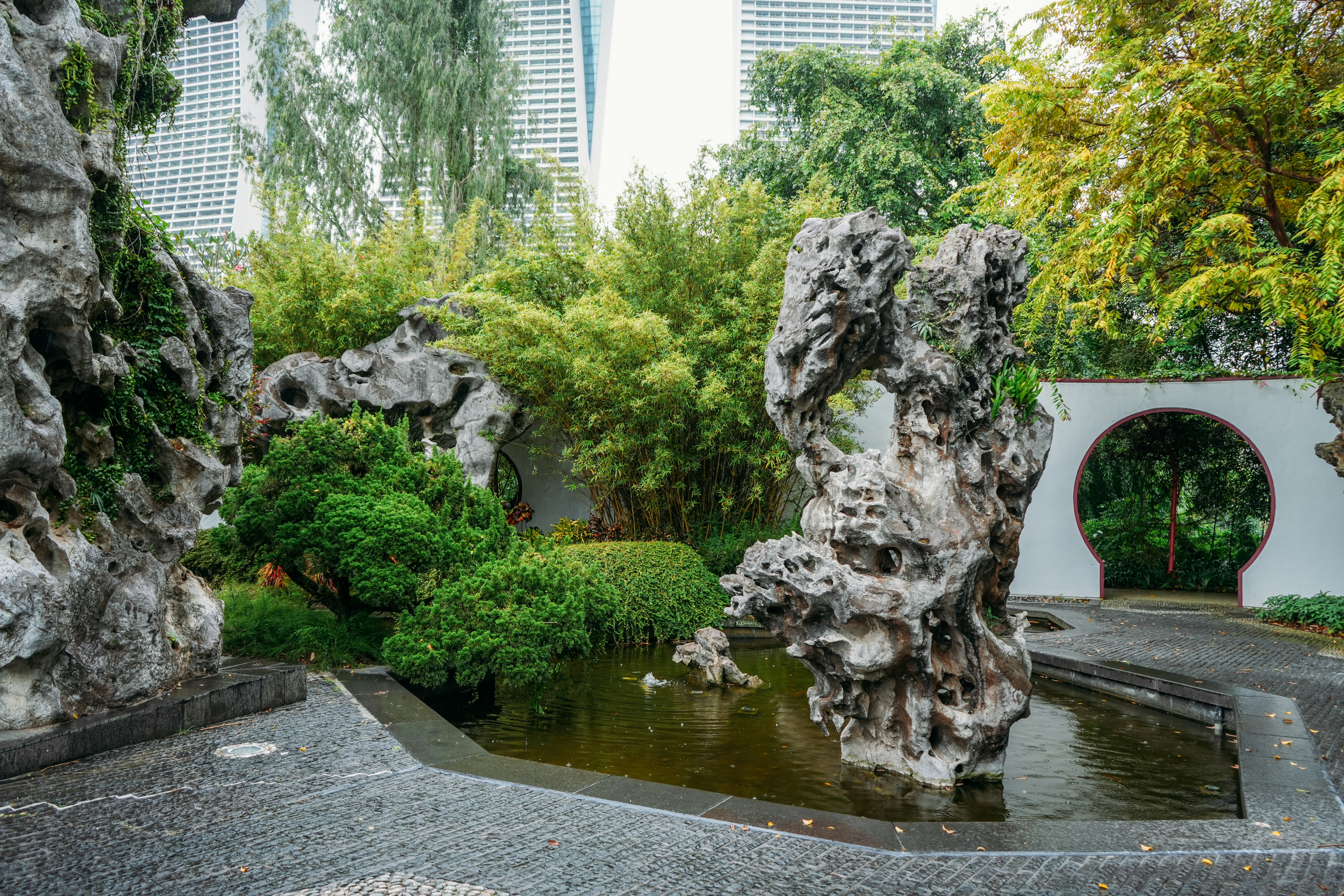 Zen-Garten mit Steinen, Pflanzen und Wasserspiel.
