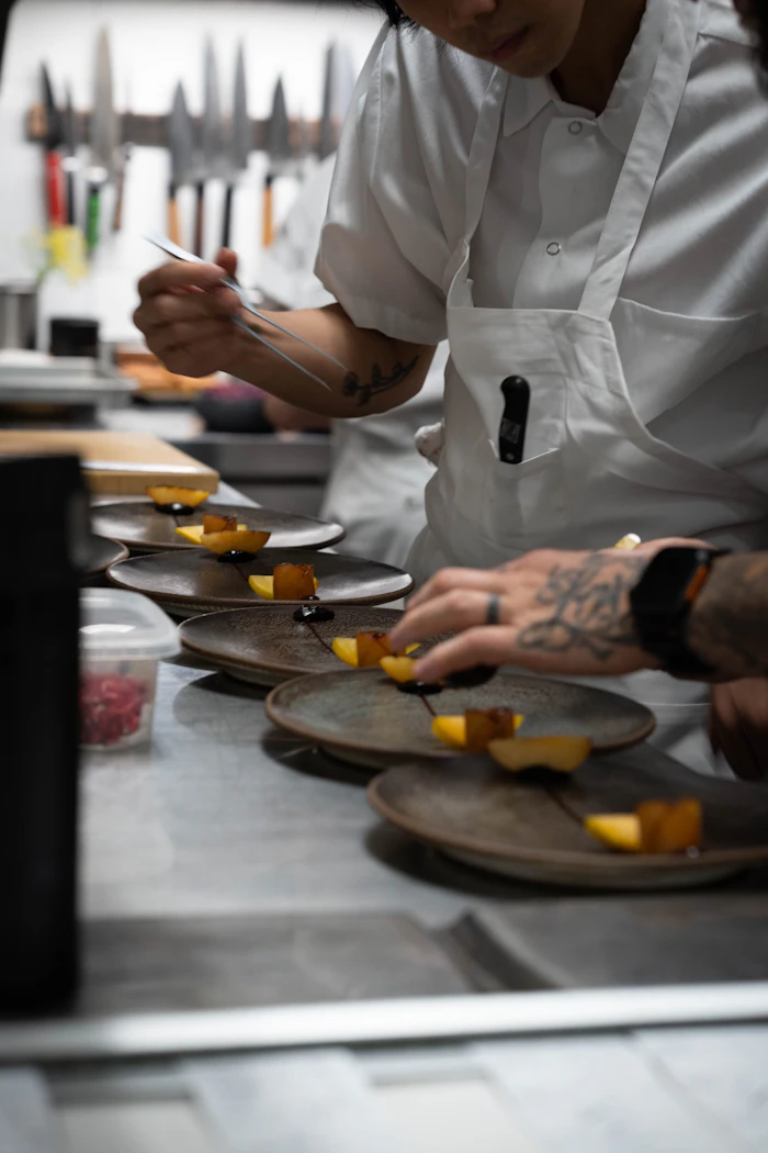 Mains du chef au dressage des assiettes