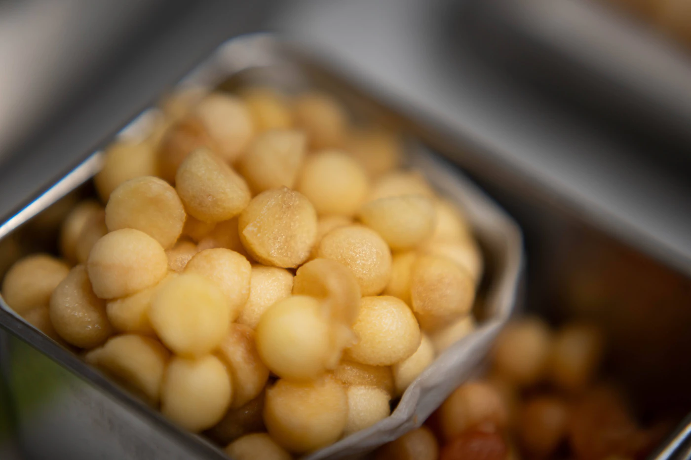 Huile de macadamia : l'actif capillaire qui imite le sébum naturel