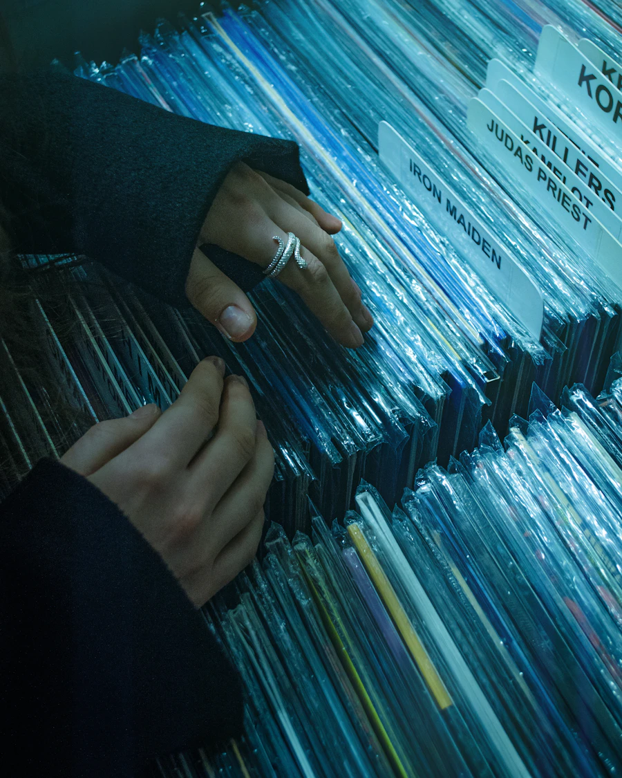 Mains inspectant des vinyles dans un bac de disquaire