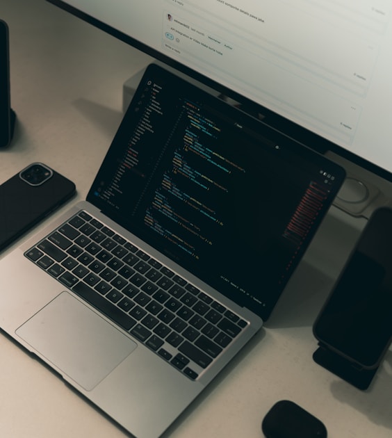 Setup komputer dengan perangkat teknologi untuk workflow agen AI berbasis plugin