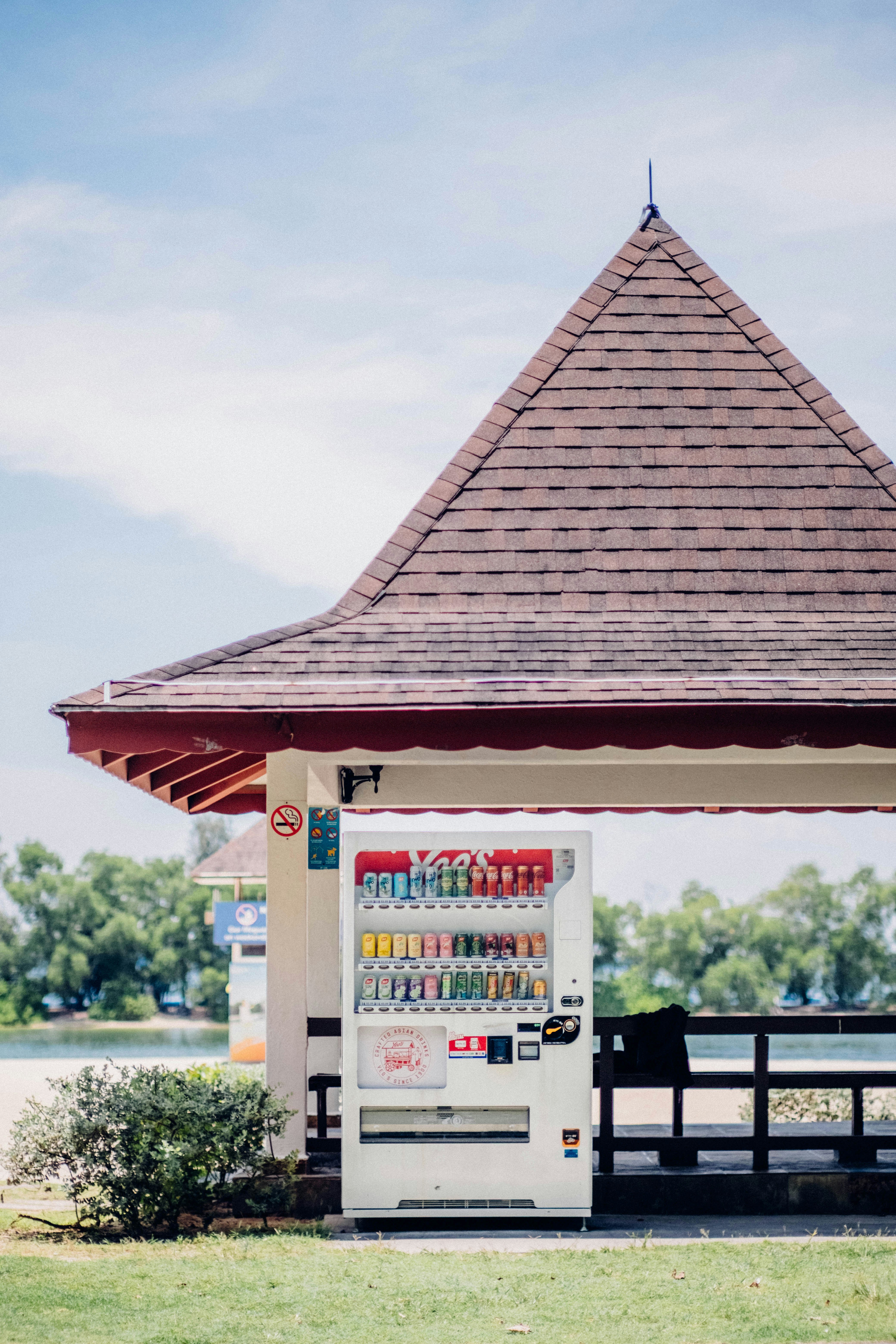 Verkaufsautomat unter einem Pavillon in der Nähe des Wassers
