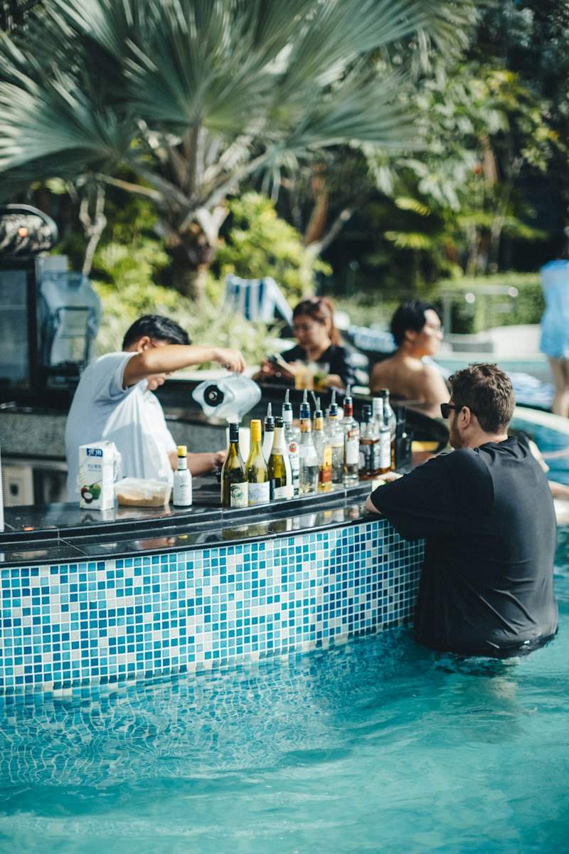 Pool bar