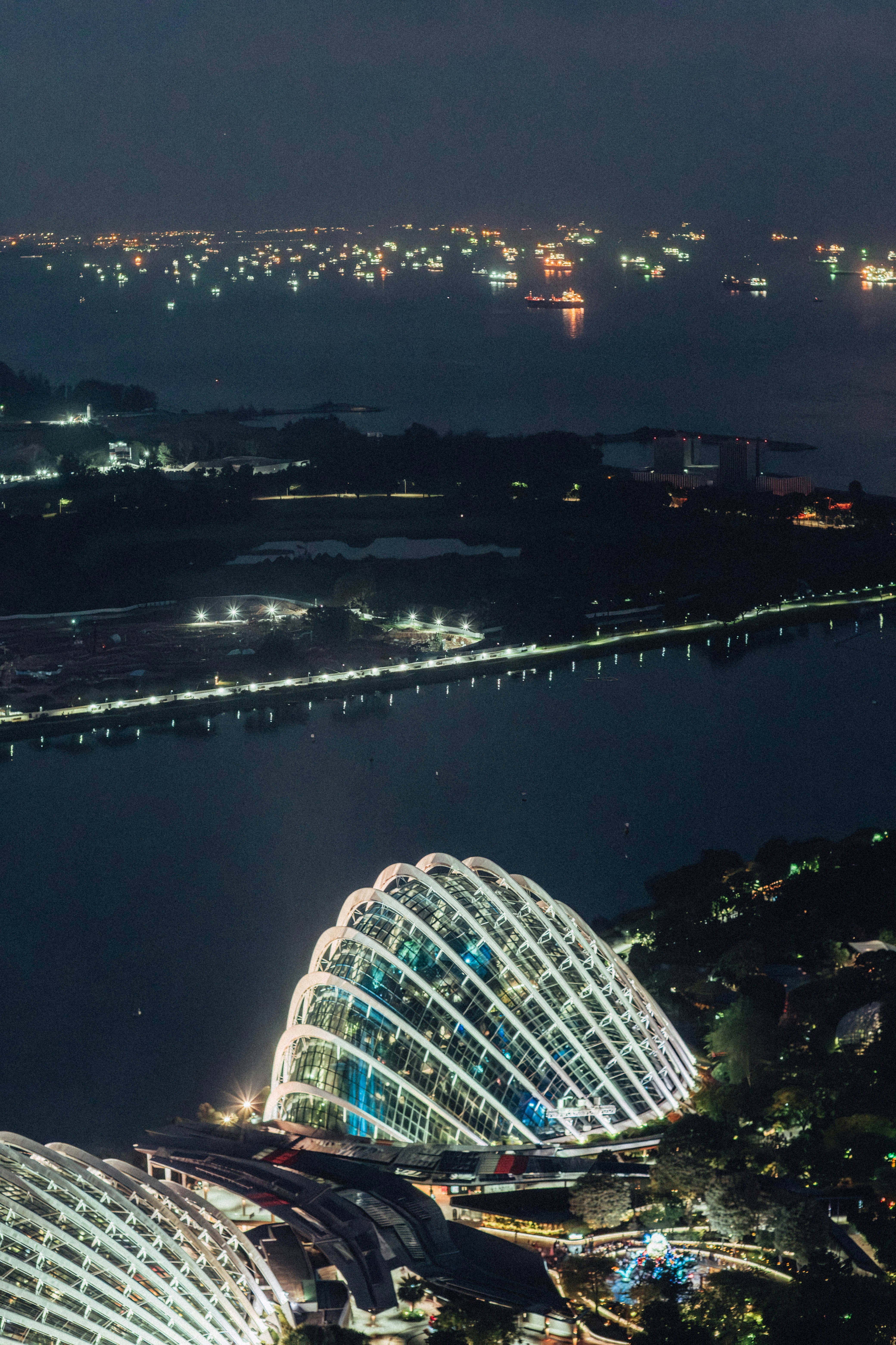 Beleuchtete Kuppeln in einer Stadt bei Nacht