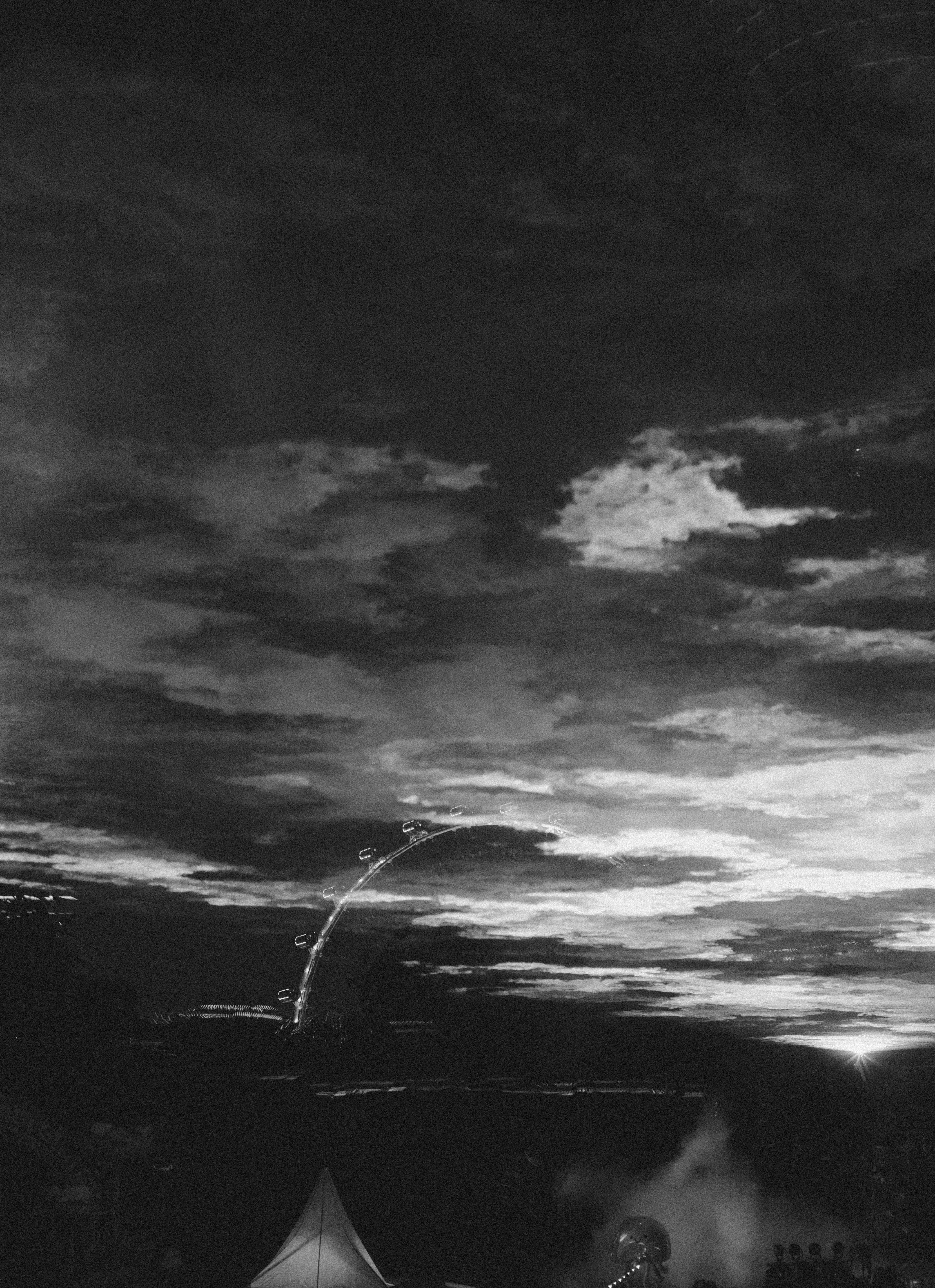 Feuerwerkskörper explodieren am Nachthimmel über einer Stadt.