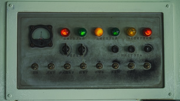 Painel de controle com indicadores, luzes e interruptores.