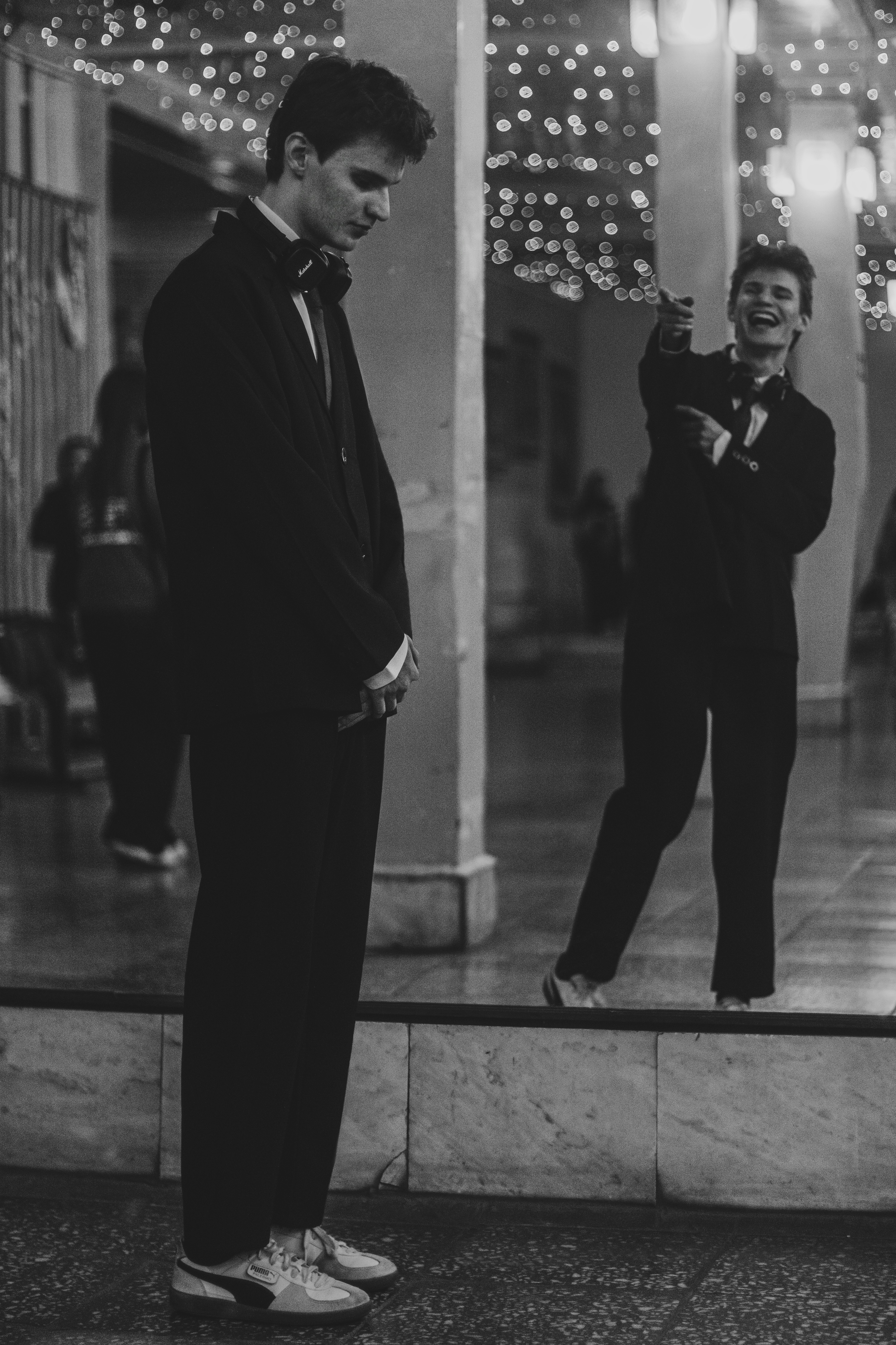 タキシードを着た2人の若い男性が写真を撮る。