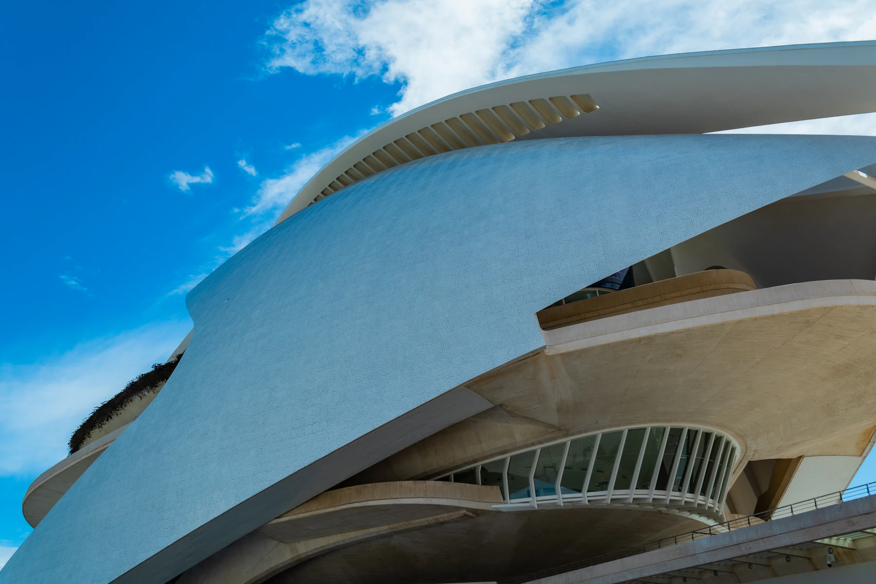 Vue en contre-plongée sur la façade moderne de la Résidence Rumaisa