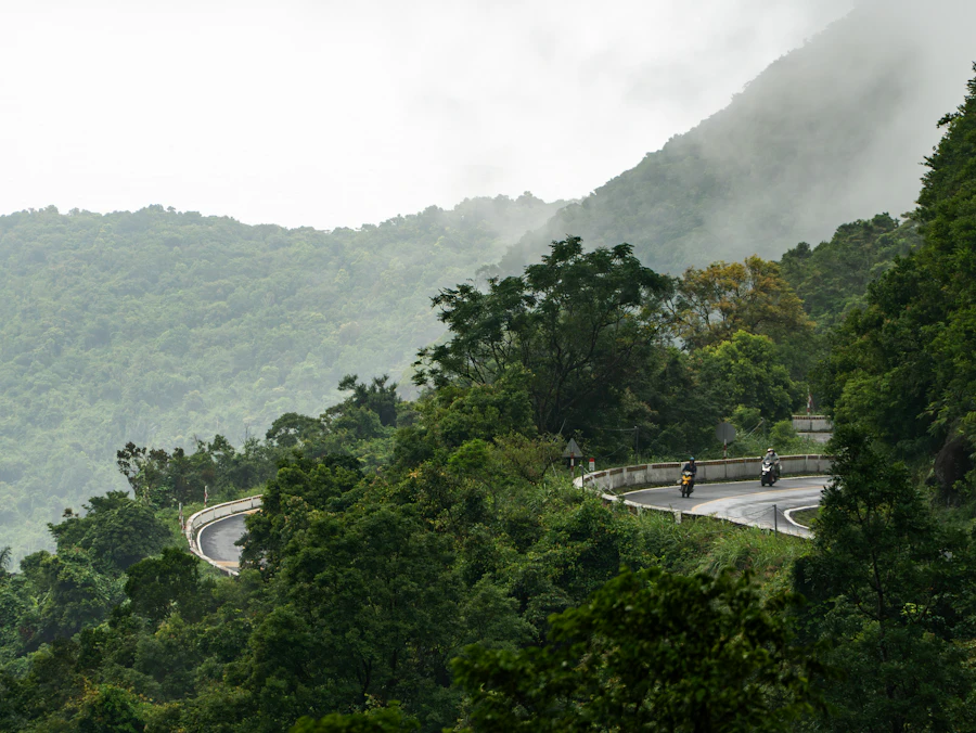 Motoristas en carretera de montaña