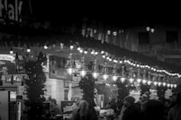 Main tenant un téléphone mobile affichant l'application MTN MoMo