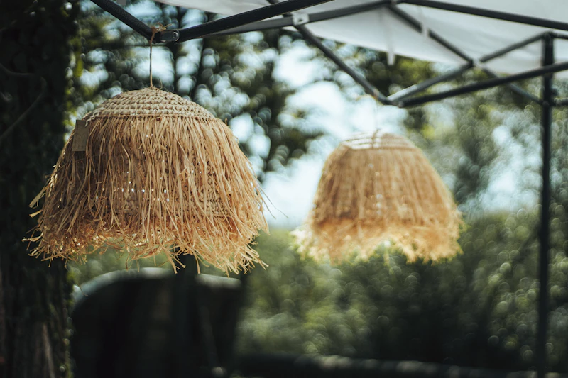 Lampe artisanale en fibres tressées