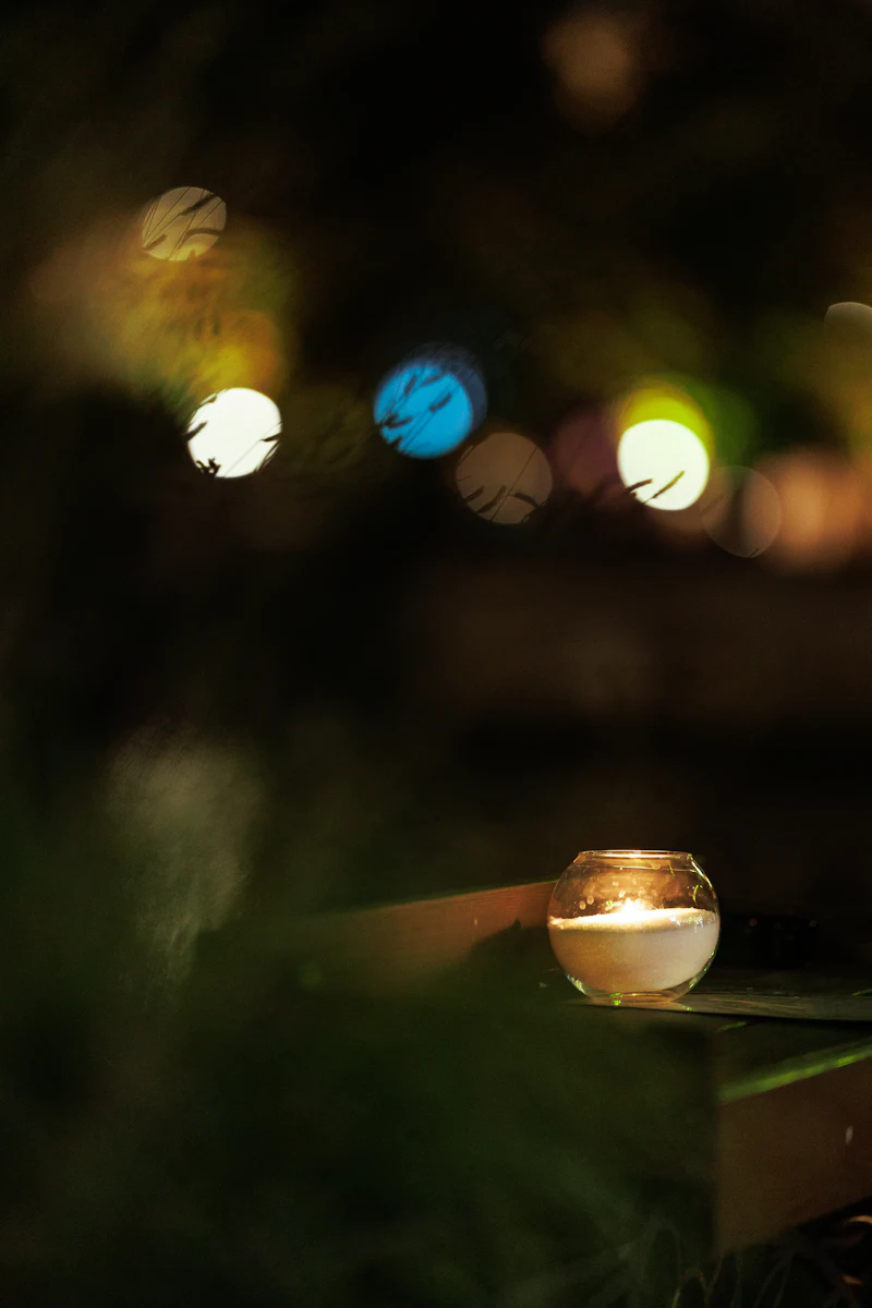 Vela encendida creando un ambiente cálido y relajante