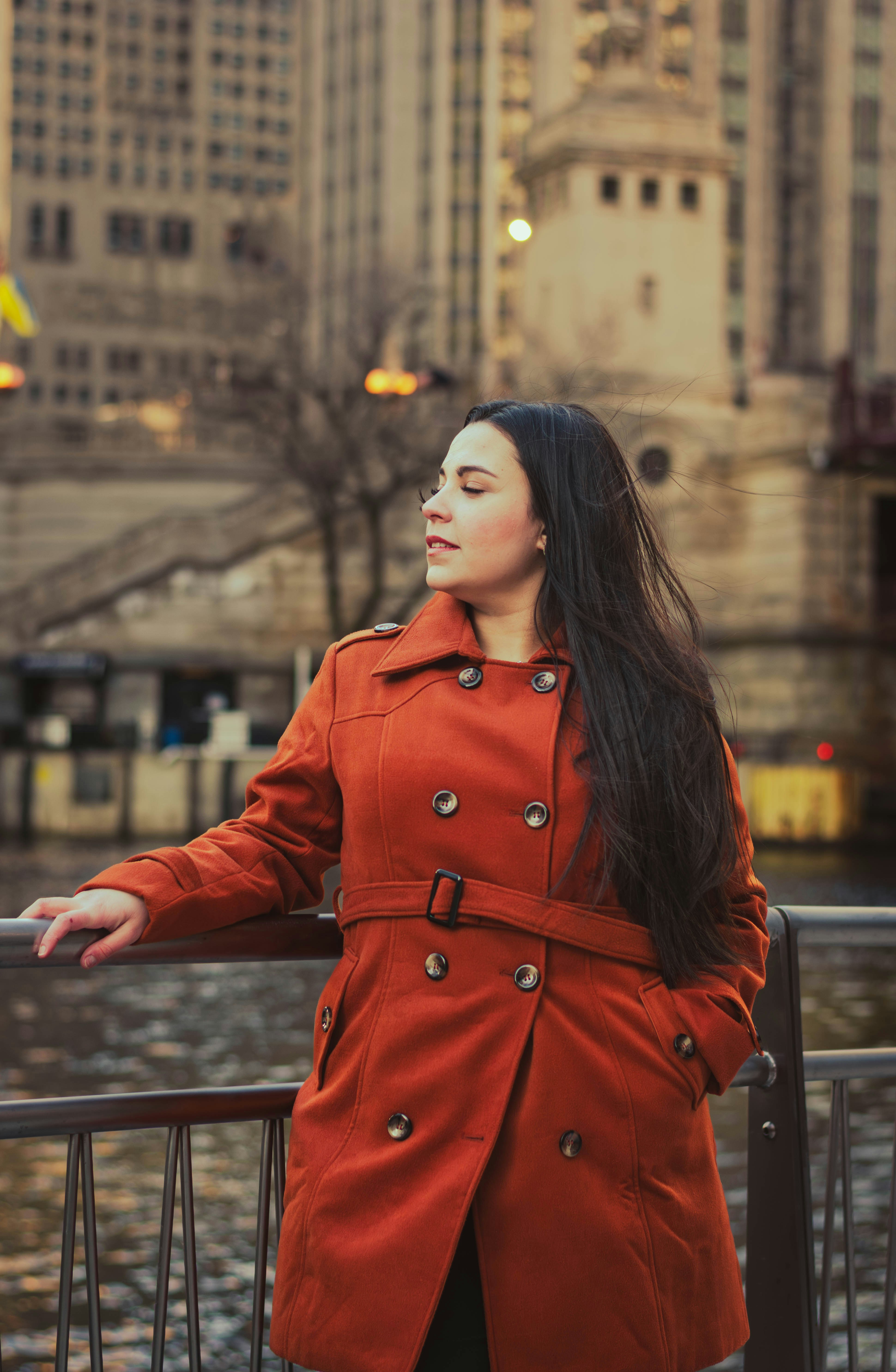 40대 50대 여성 컬러 롱코트 코디 무드 이미지