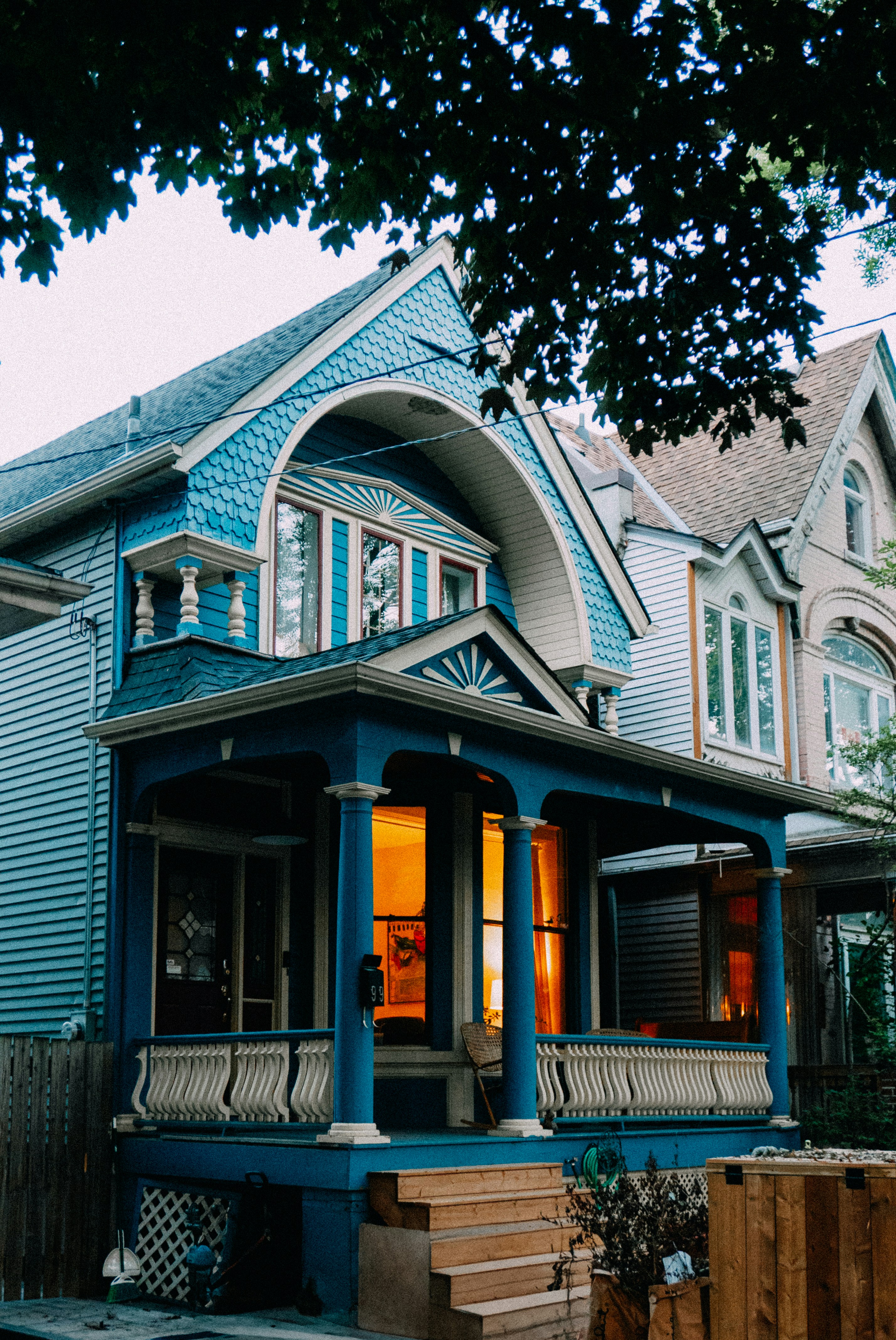 Casa azul con luces cálidas en el porche.