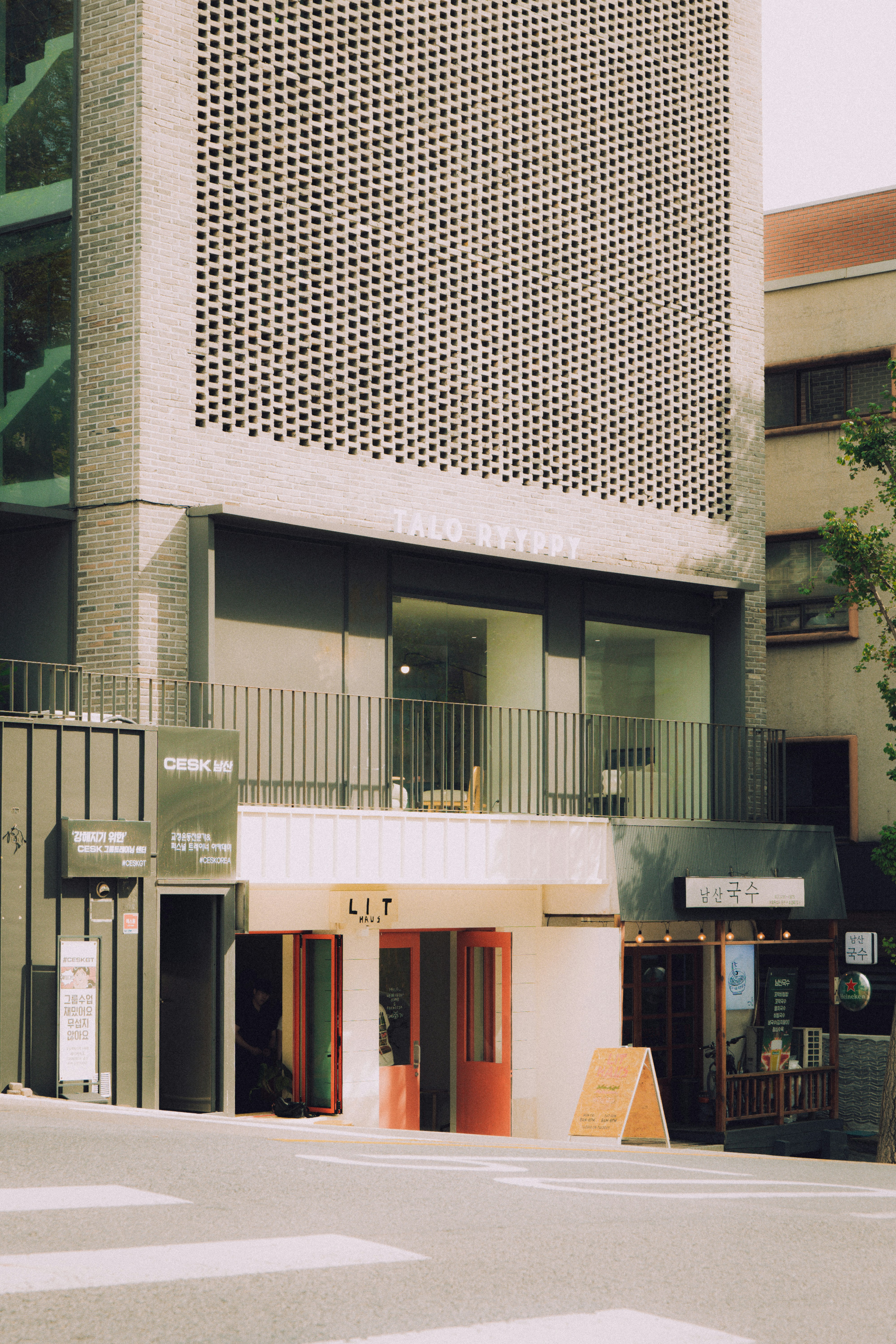 Facciata moderna dell'edificio con dettagli in mattoni e segnaletica.