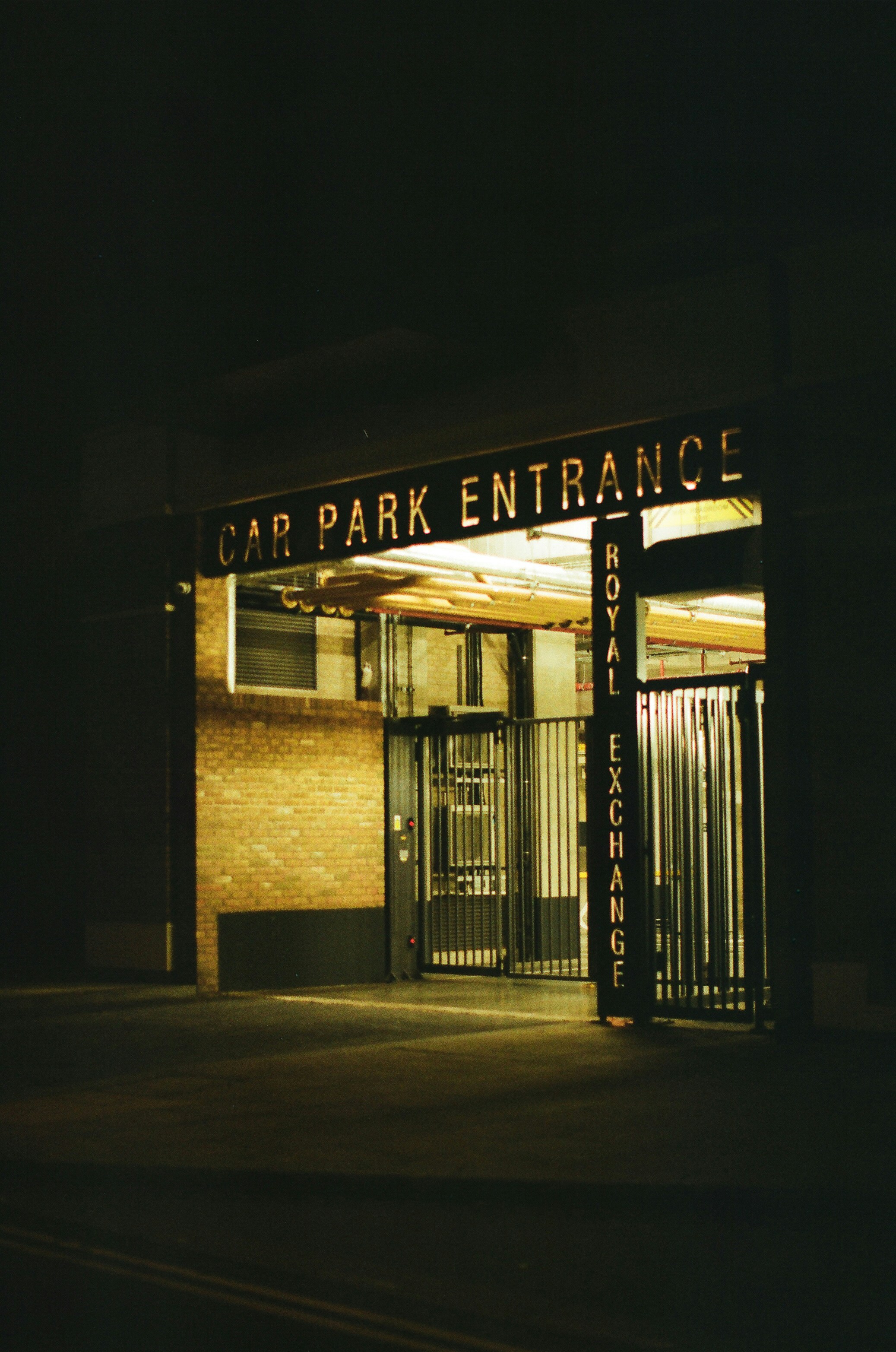 Entrée sécurisée de parking résidentiel