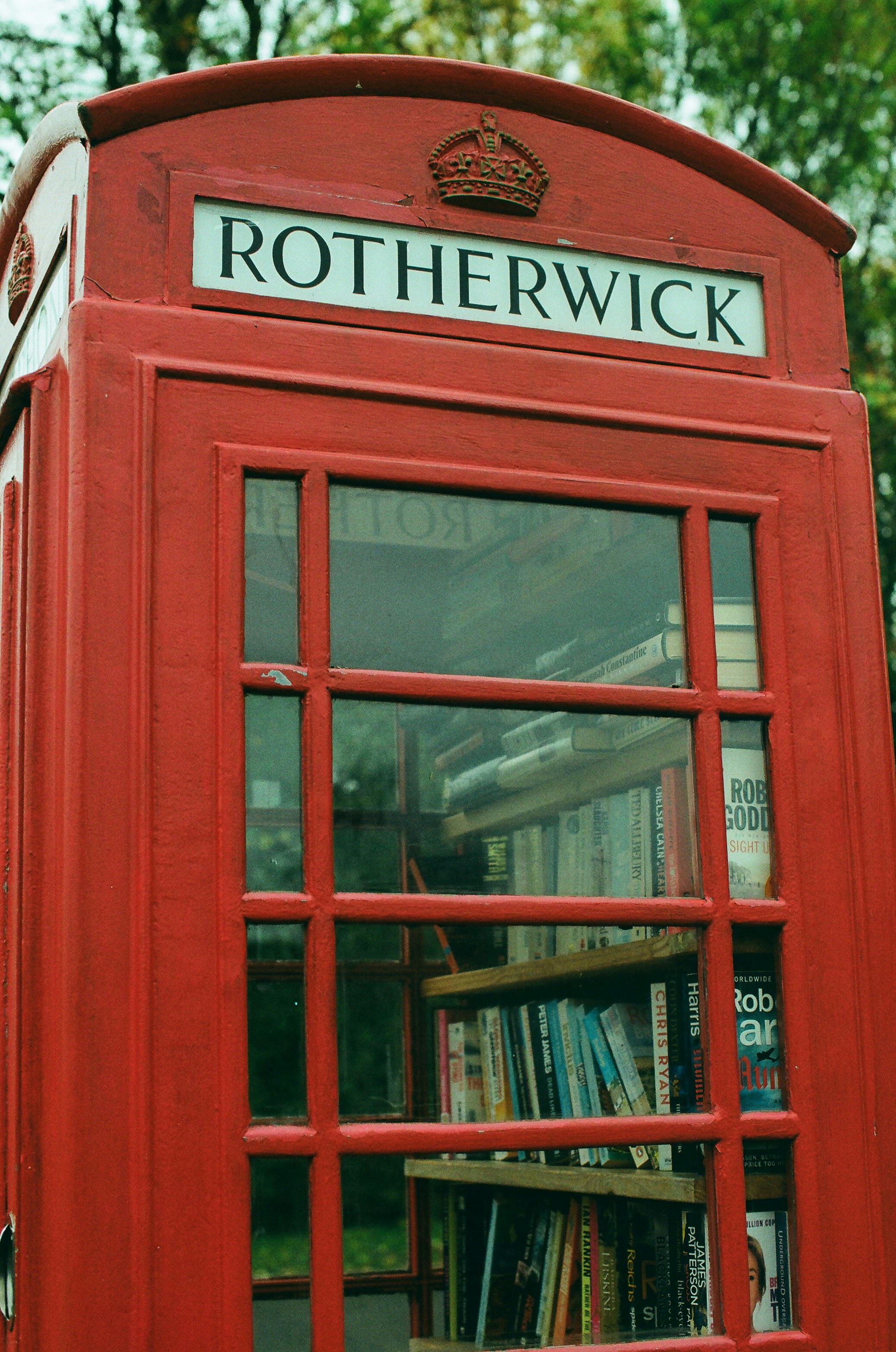 Cabina telefónica roja convertida en estantería