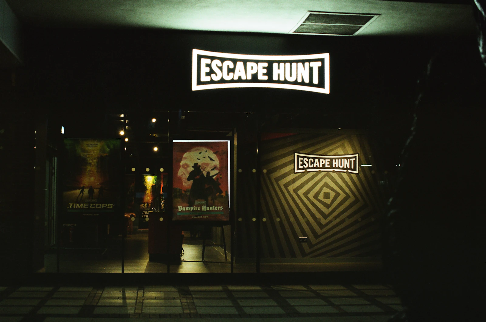 Enseigne lumineuse d'un escape game la nuit, activité de groupe pour un EVG en Belgique