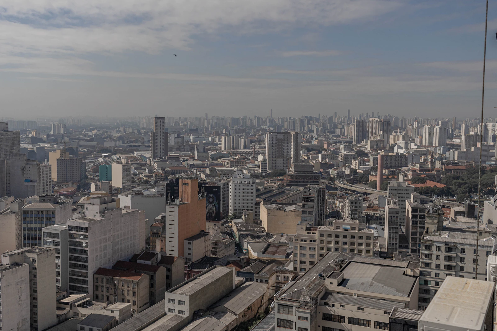 São Paulo bateu recorde histórico com 45 milhões de turistas em 2025. Descubra como proprietários estão gerando R$49K/ano com Airbnb - e por que os top 10% faturam 3x mais com gestão profissional.