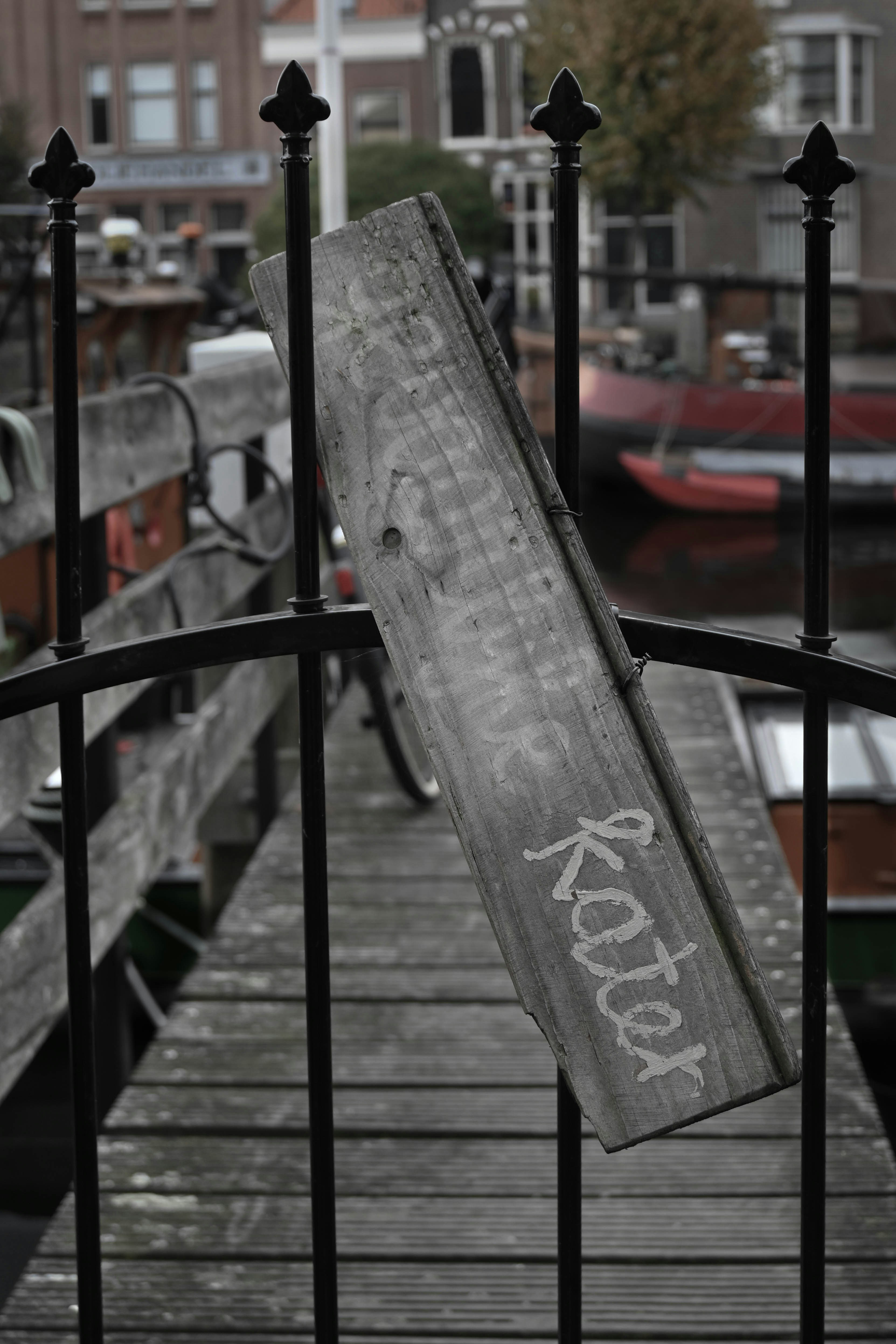Wooden sign with 'kater' written on fence