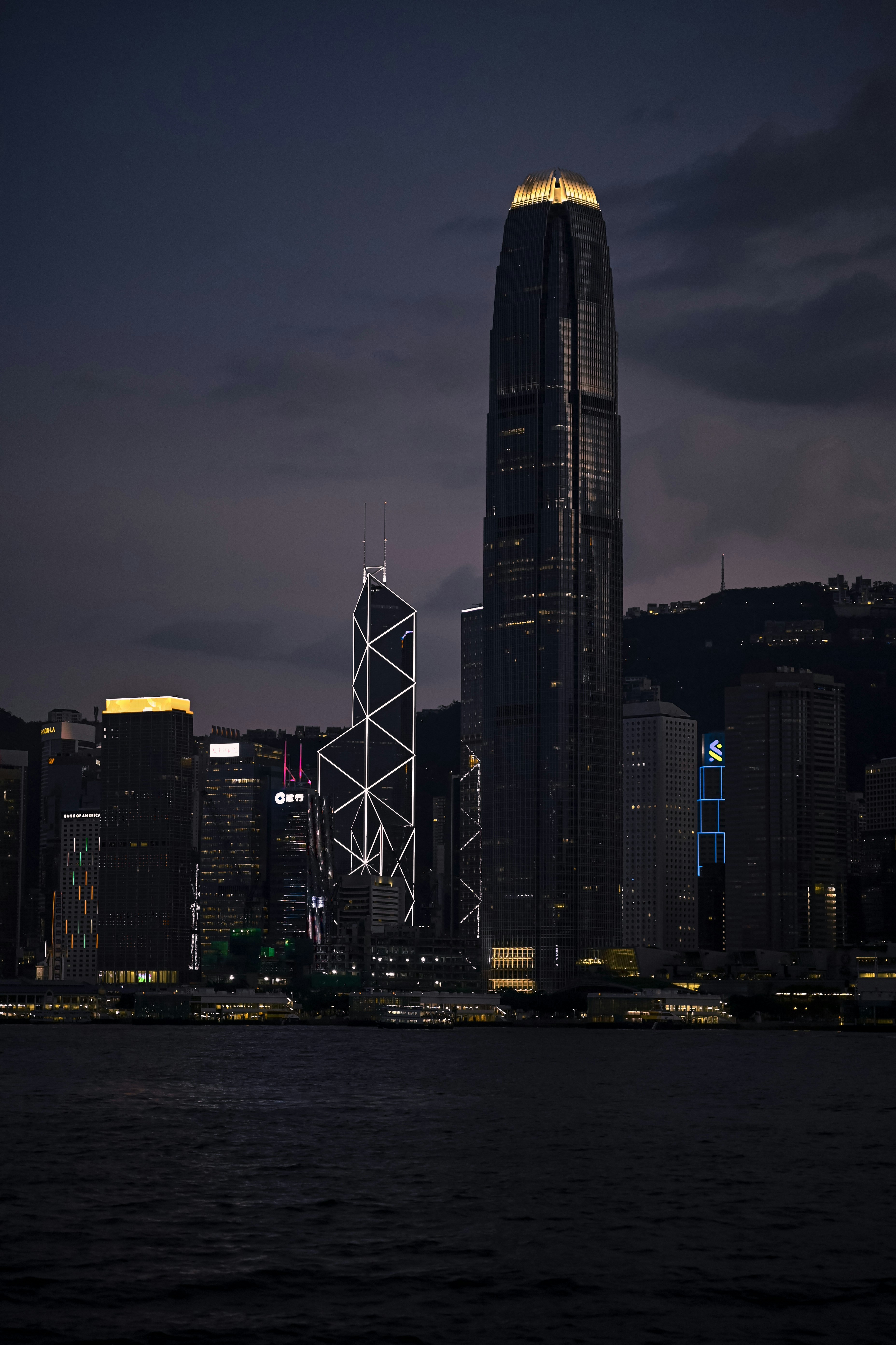 Horizonte de la ciudad con rascacielos iluminados por la noche