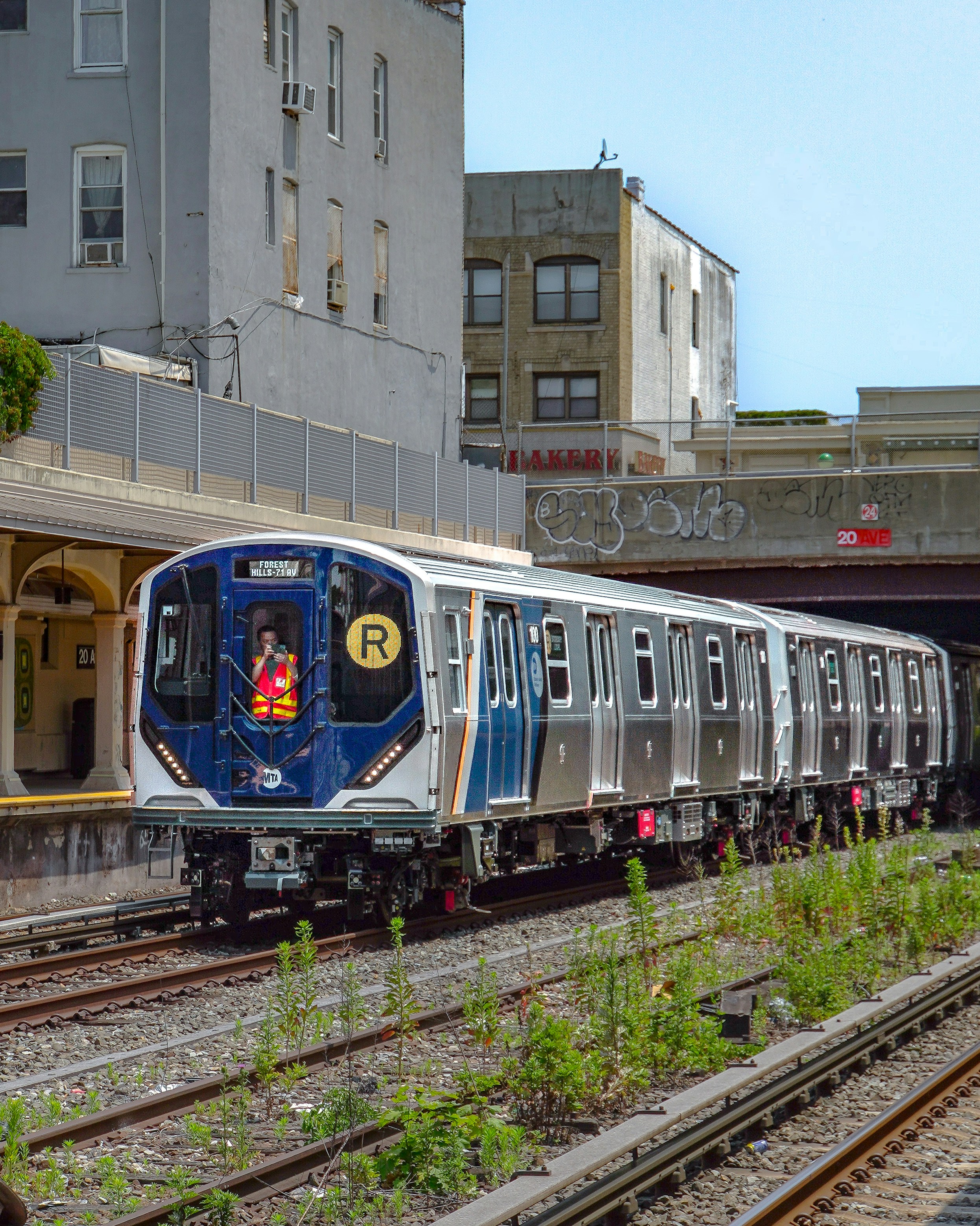 Eine moderne U-Bahn, die an einem Bahnsteig ankommt.
