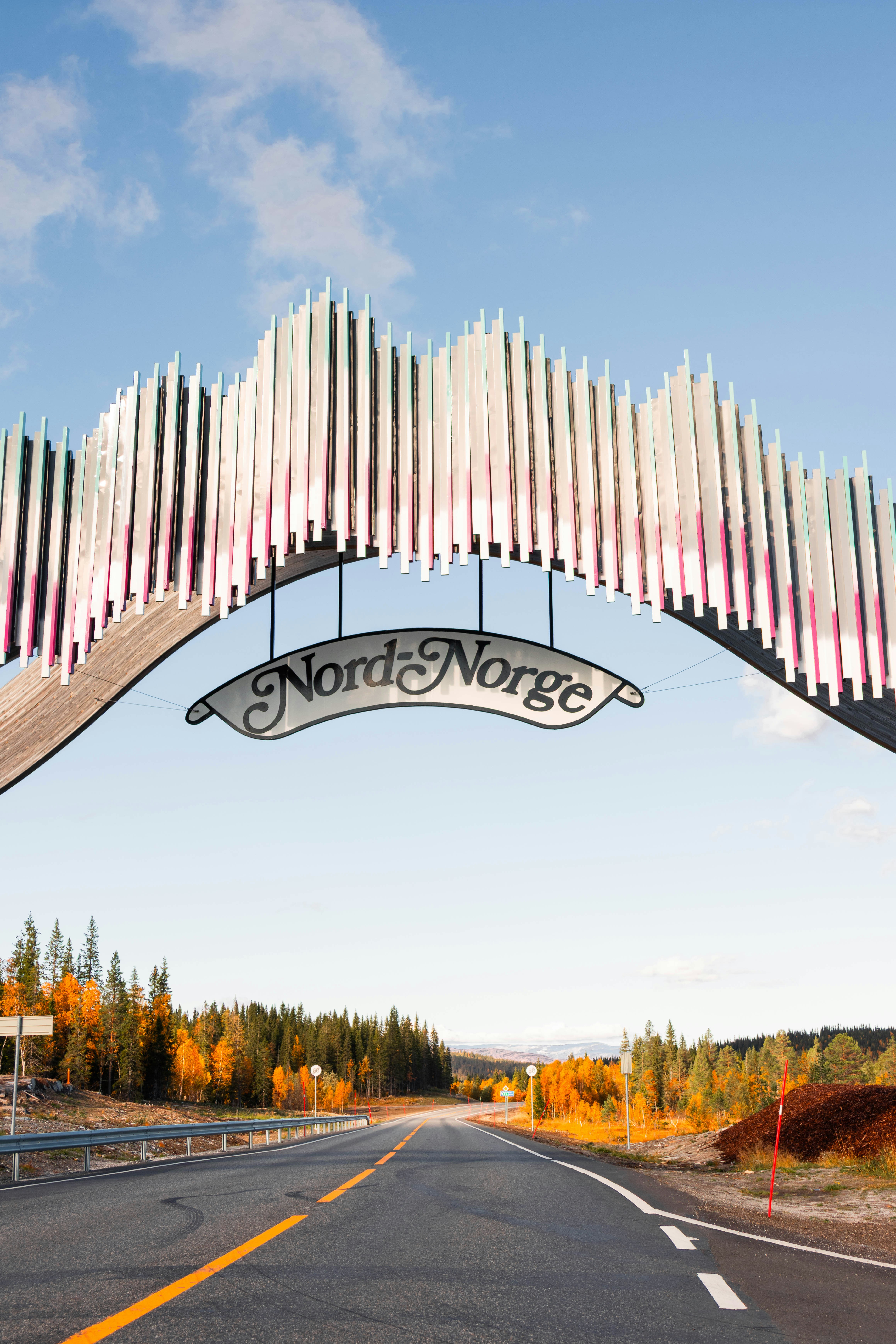 Lengkungan dengan tanda nord-norge di atas jalan