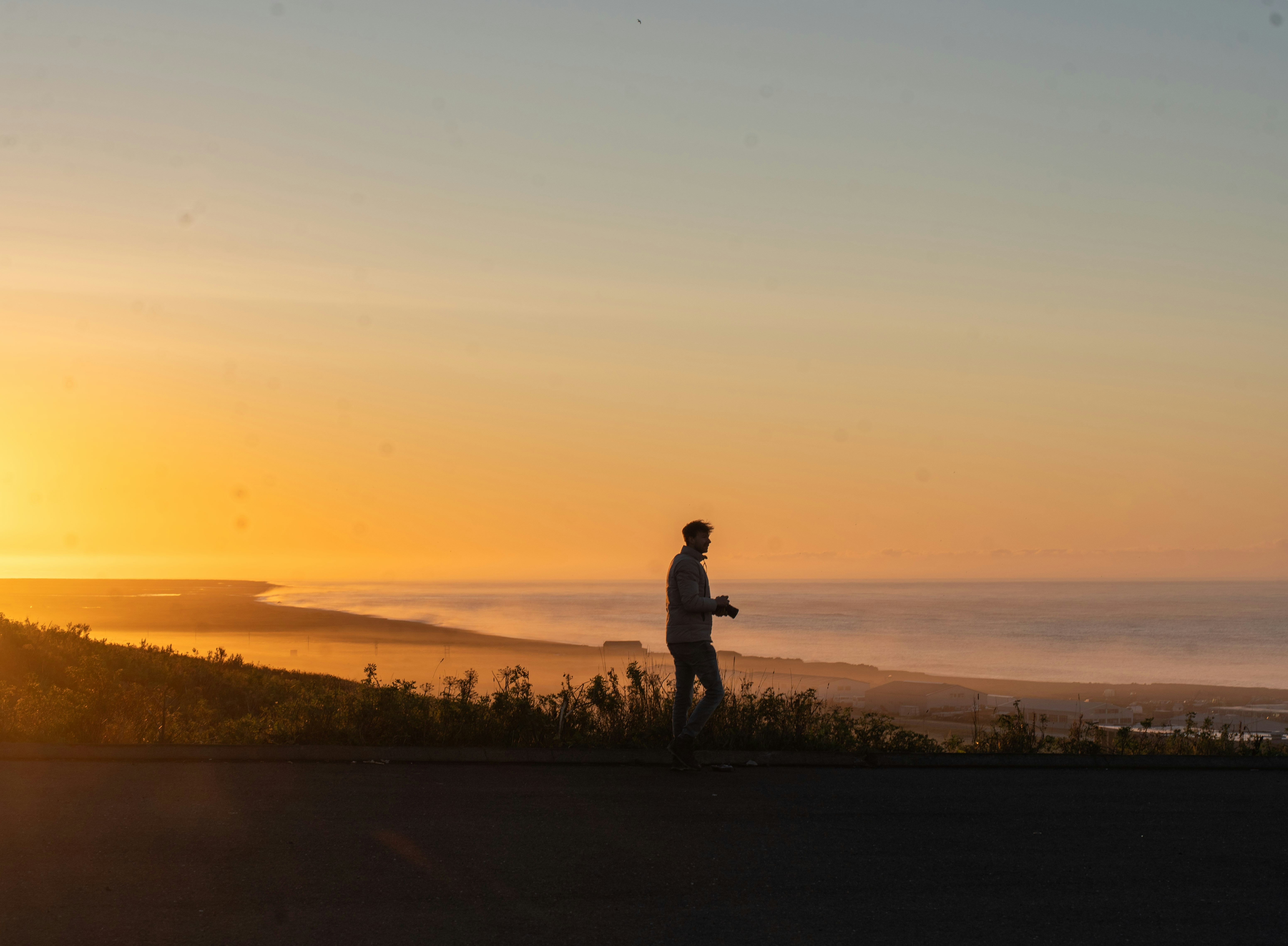 靜態攝影的色彩心理學：從色彩搭配到情緒傳達的視覺溝通技巧：從 Johannes Itten 到數位時代：攝影師必備的 5 大進階配色法則