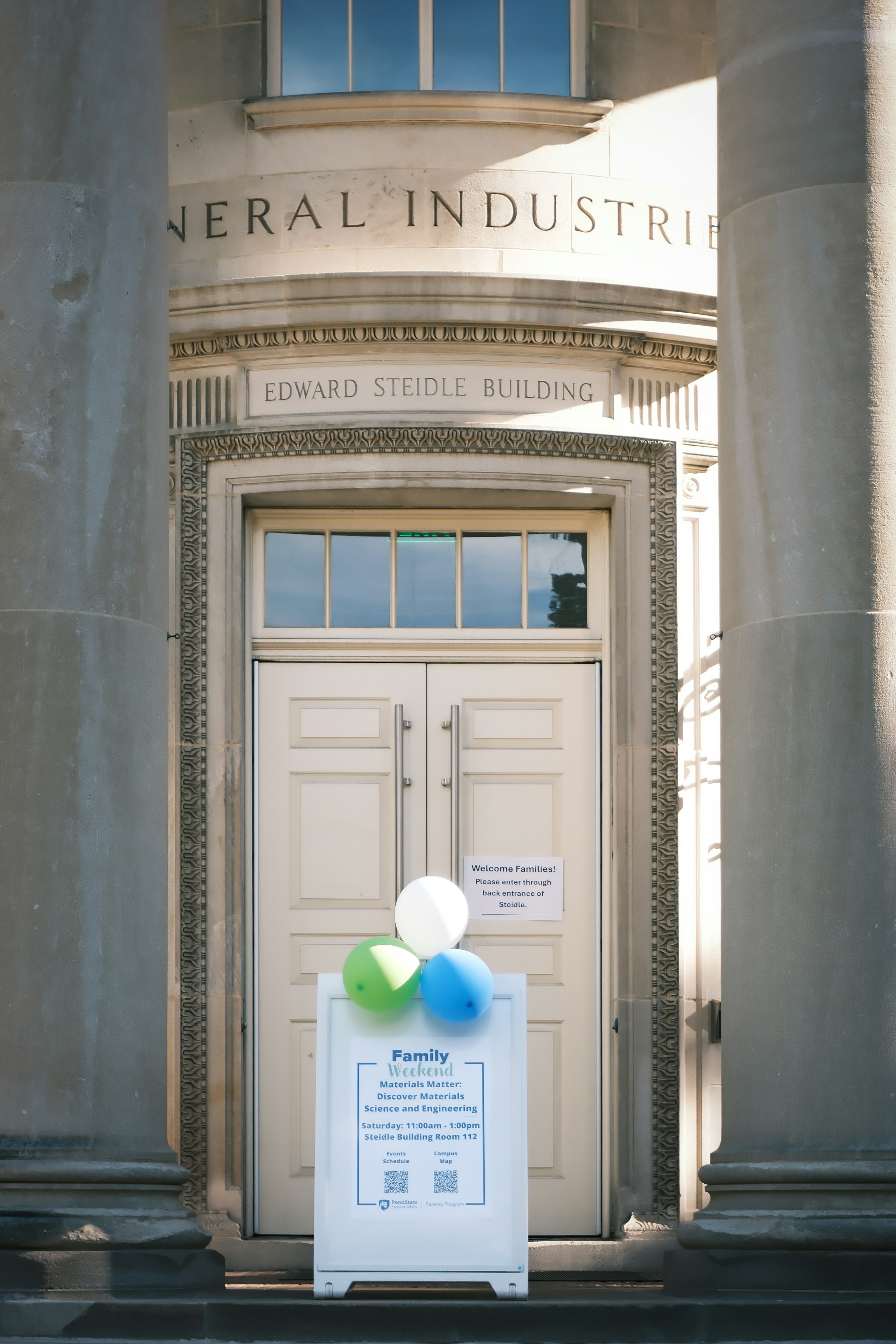 풍선과 표지판이 있는 Edward steidle 건물 입구