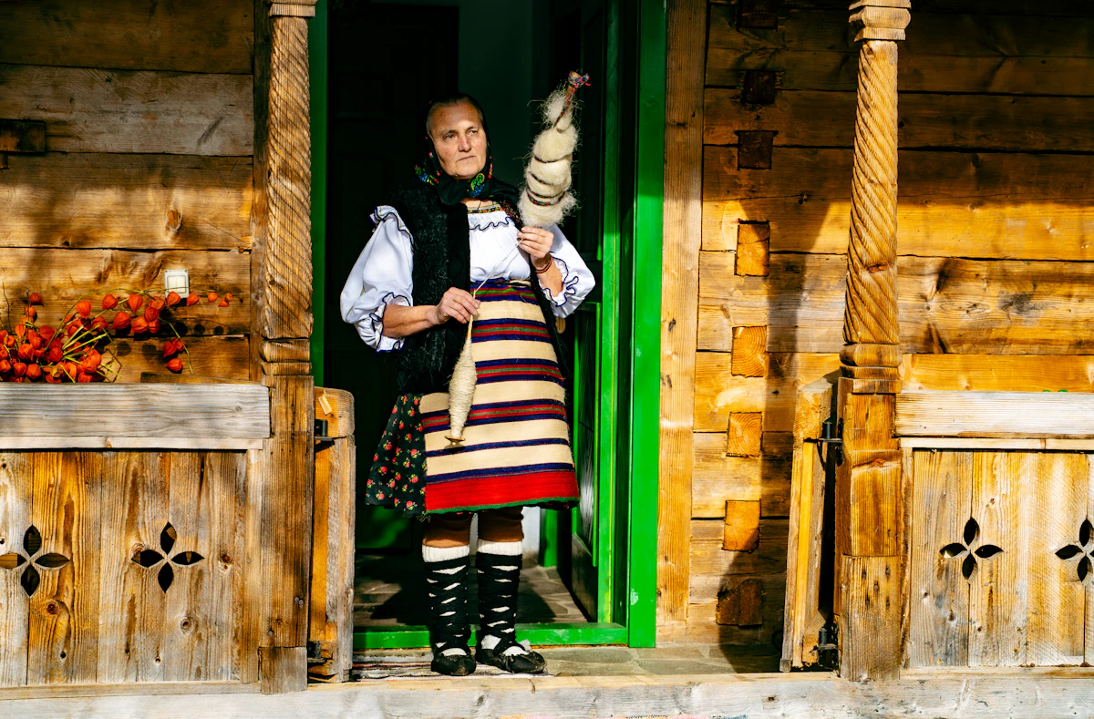 Femme en costume traditionnel filant la laine