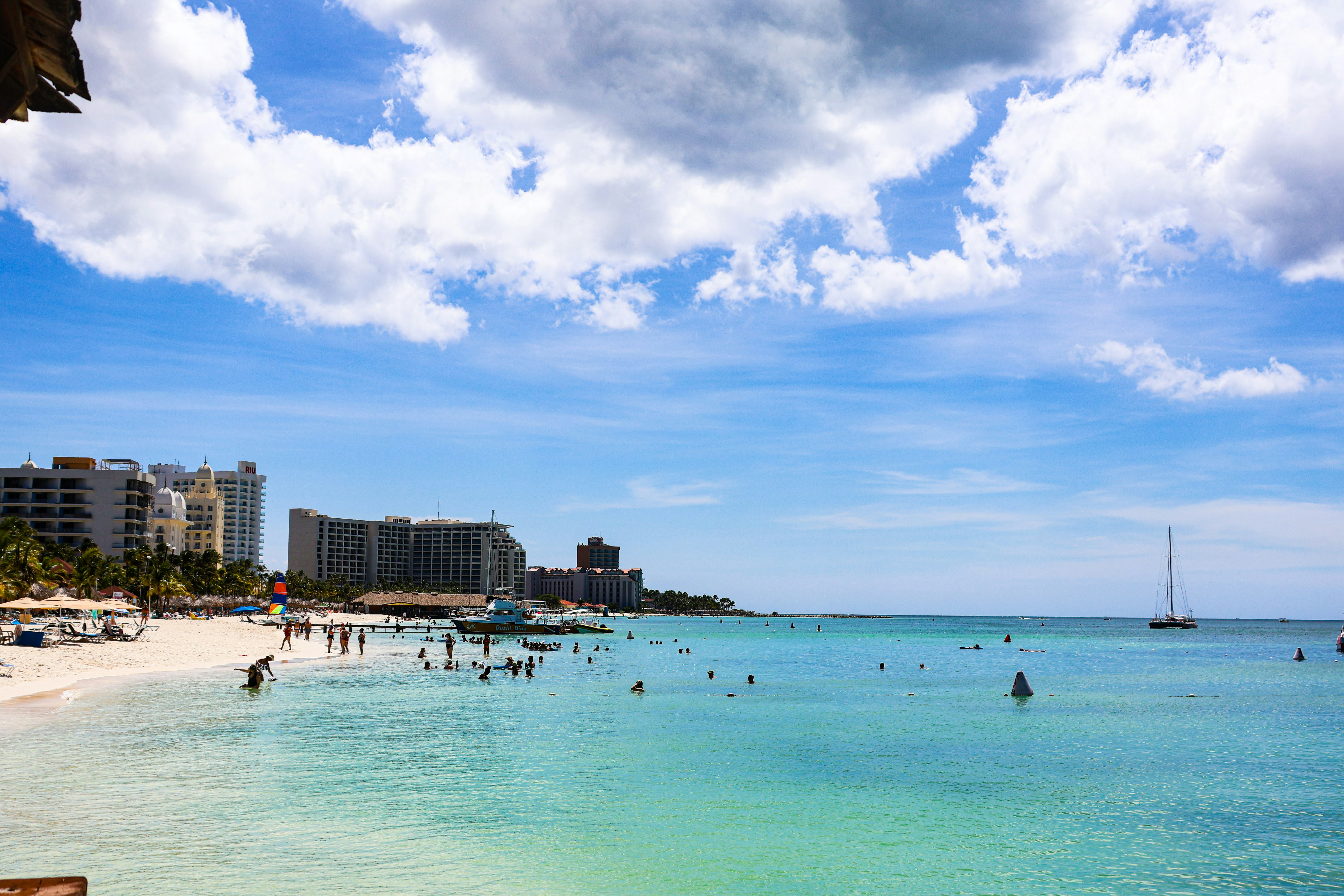 Gente disfrutando de un día soleado en un resort de playa tropical.