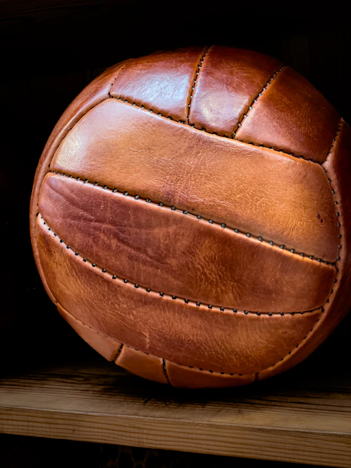 Pelota de cuero vintage cosida a mano