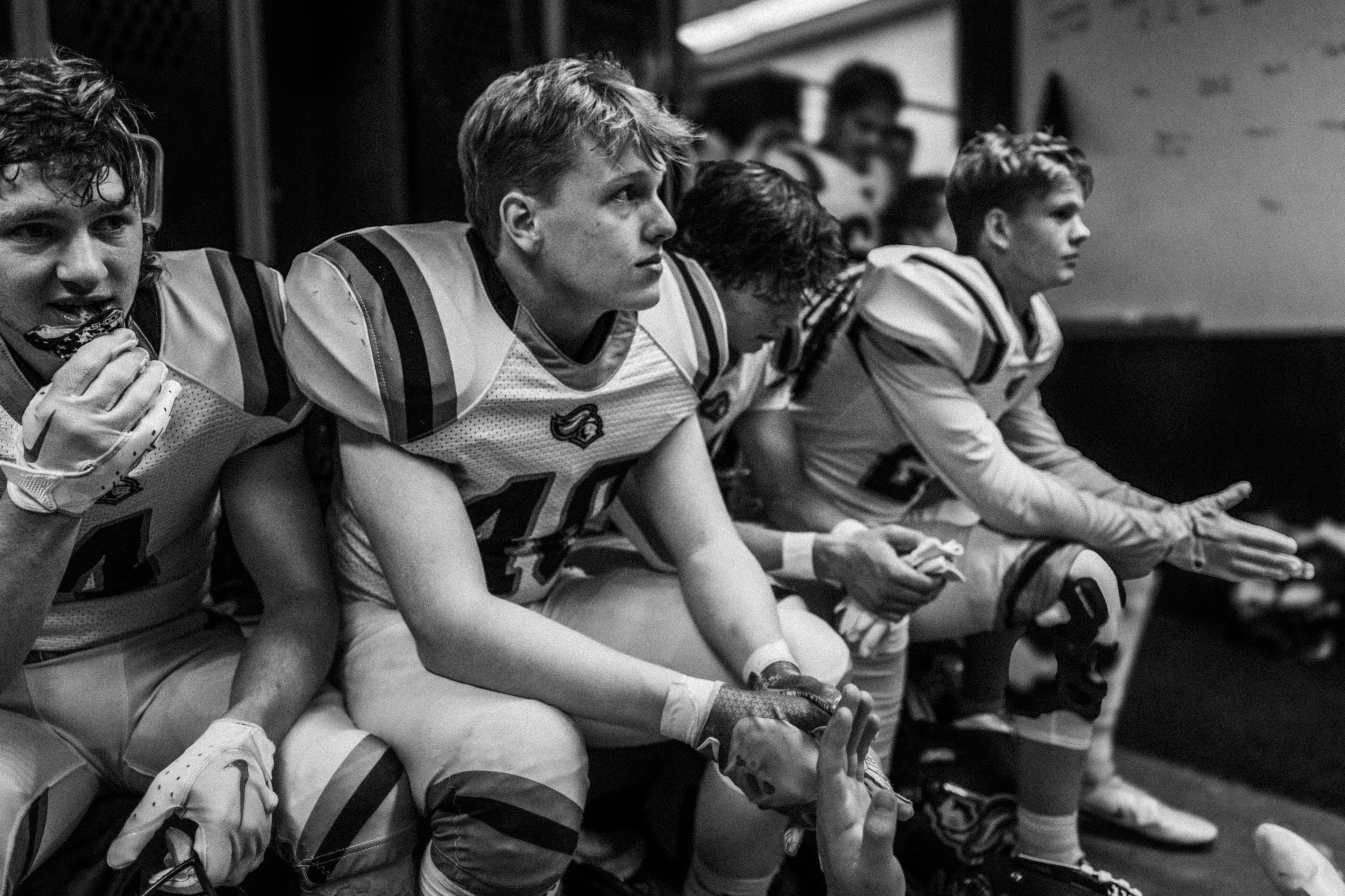 Interior de un vestuario de fútbol con camisetas colgadas antes de un partido