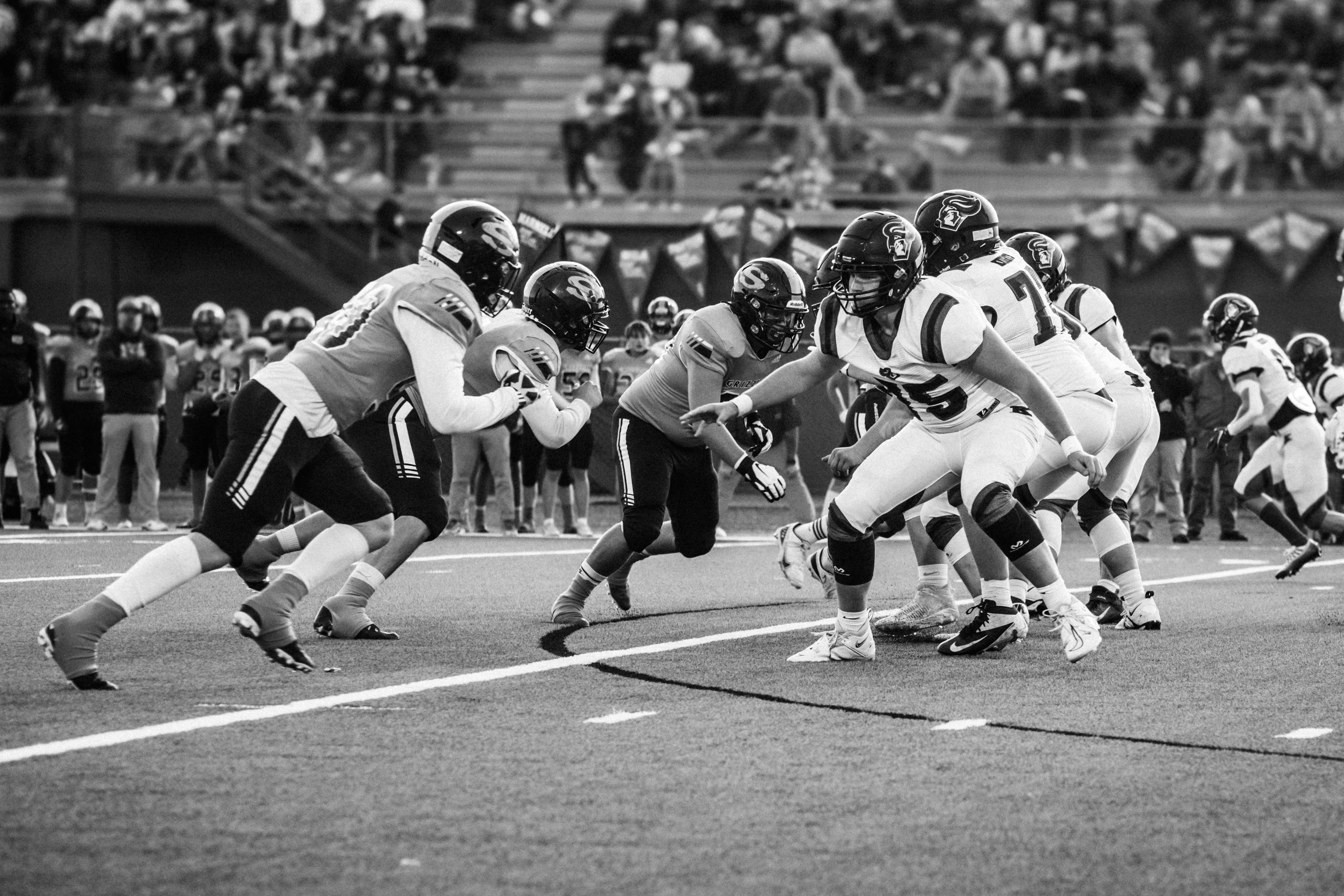 Defensas bloqueando un remate dentro del área