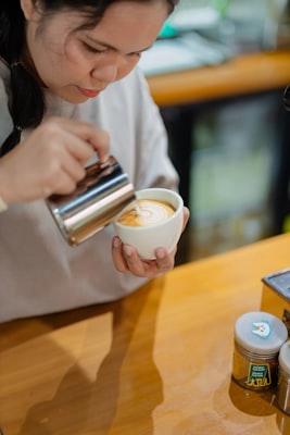 Barista préparant un café avec soin