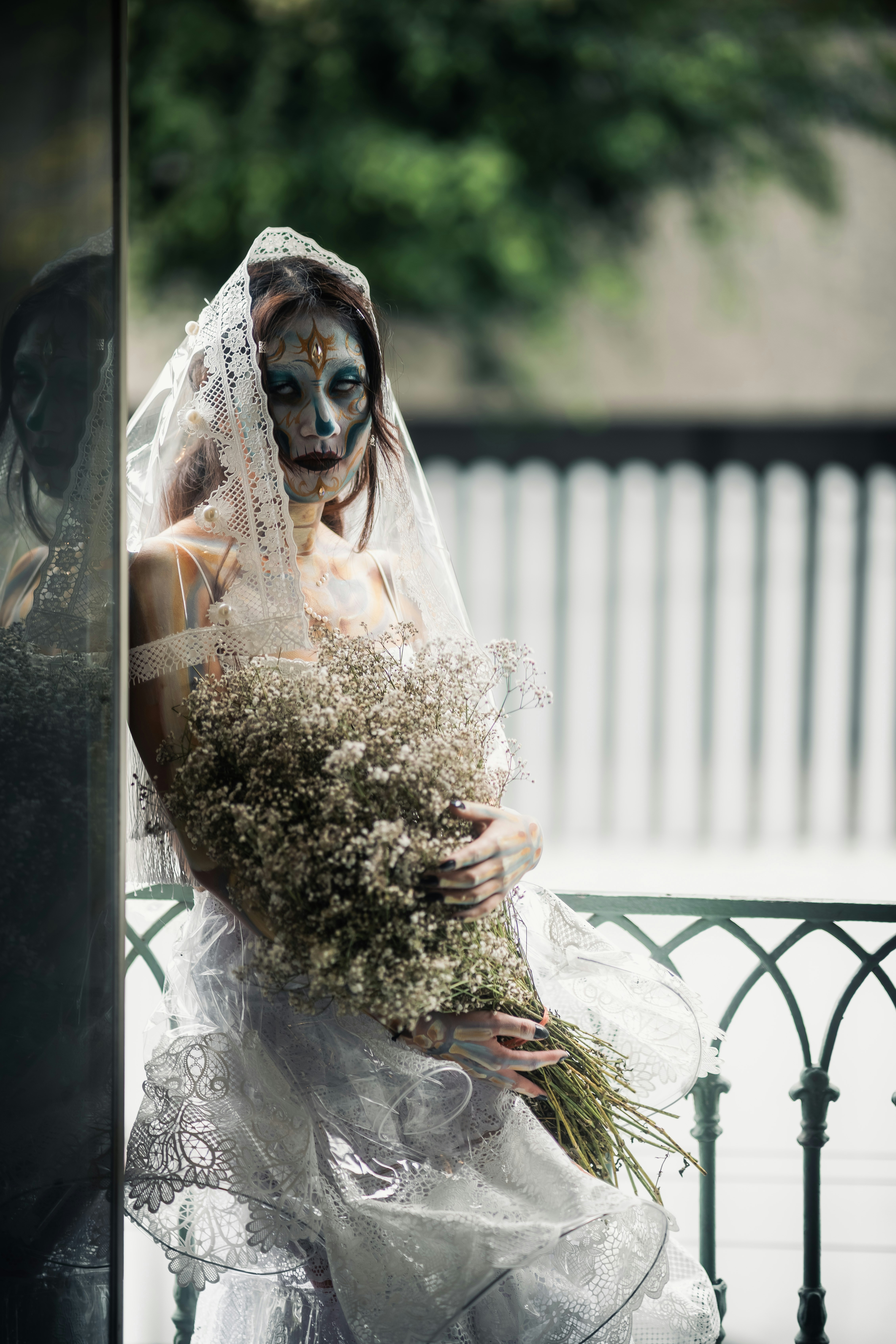 Mulher no vestido de casamento com pintura da cara do crânio