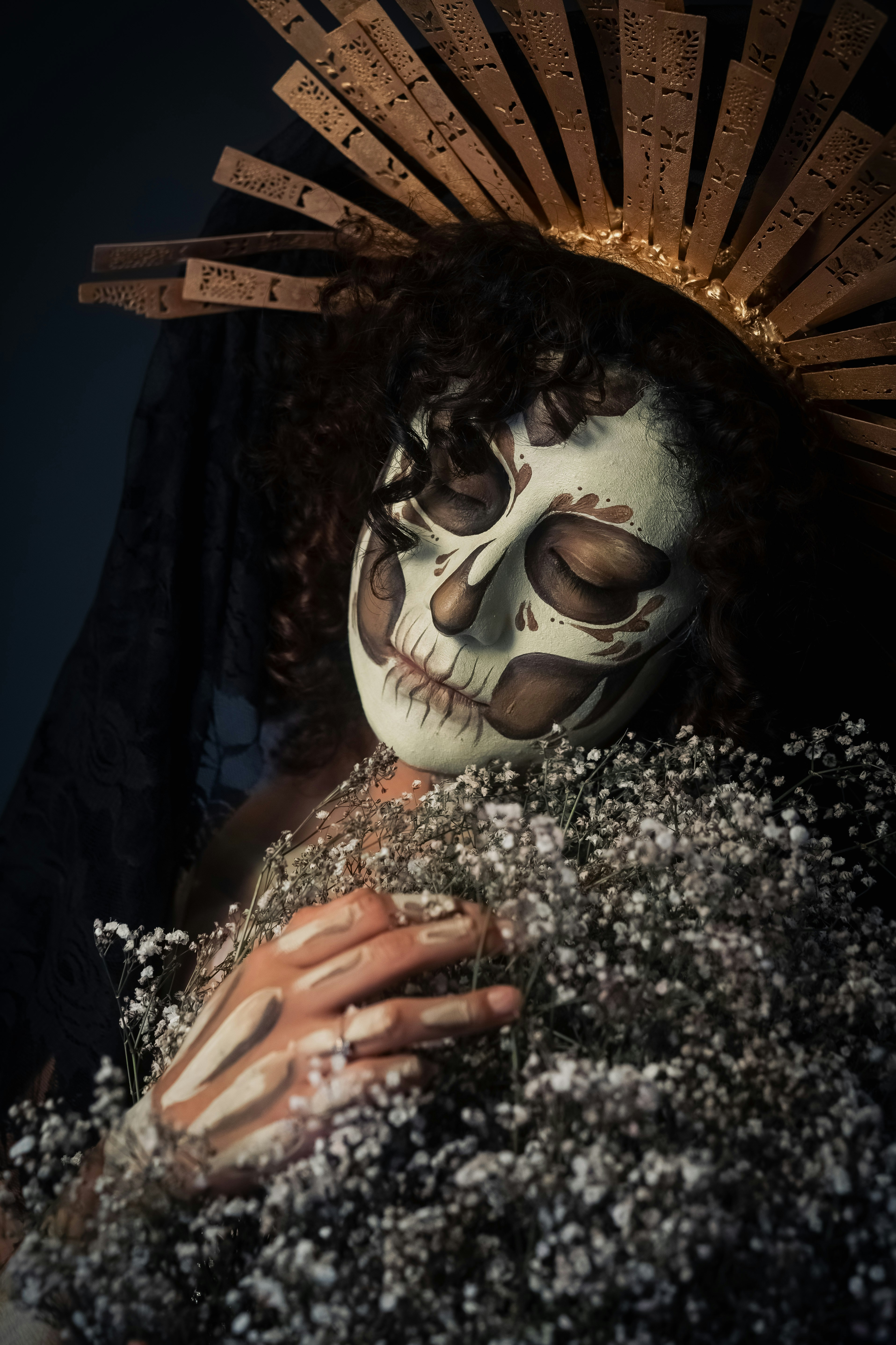 Mulher com composição do crânio e coroa da flor