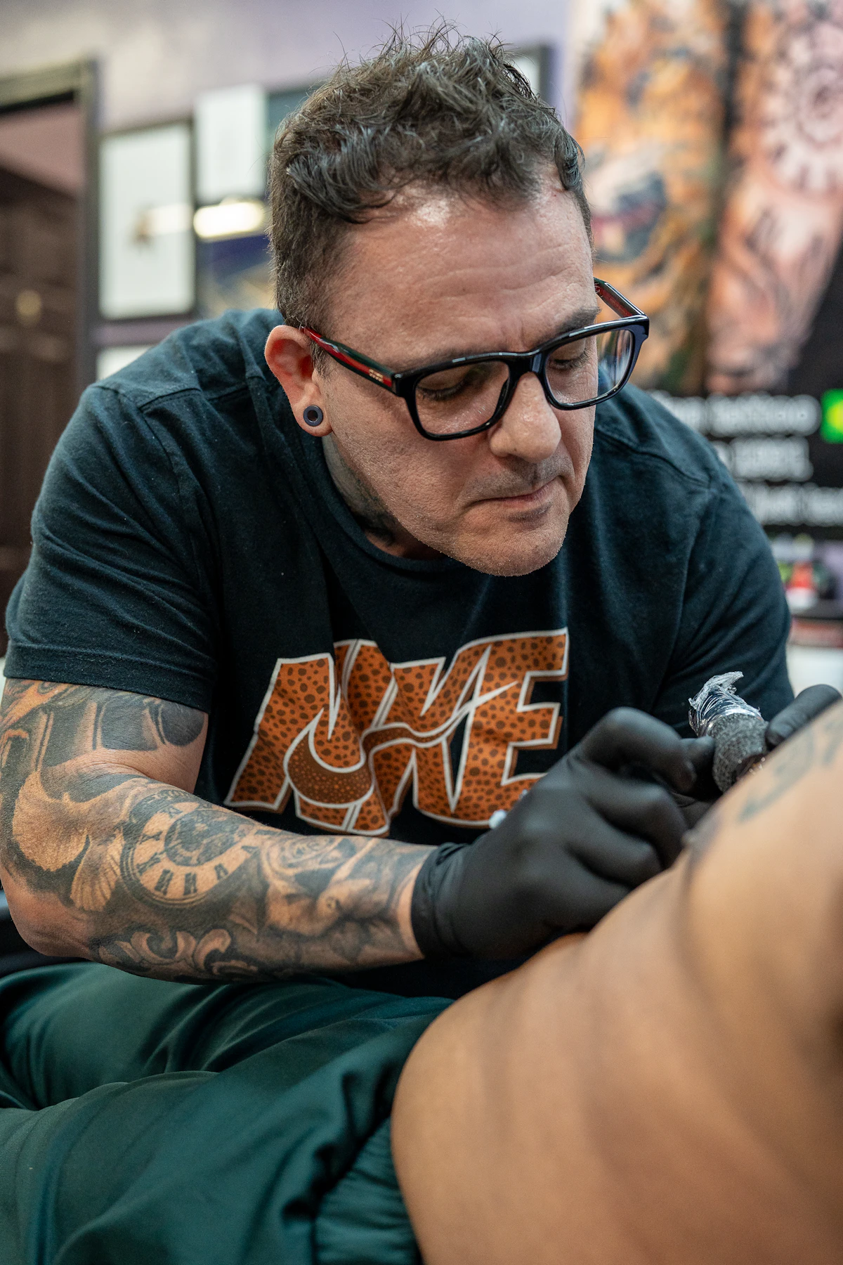 Tatuador trabajando