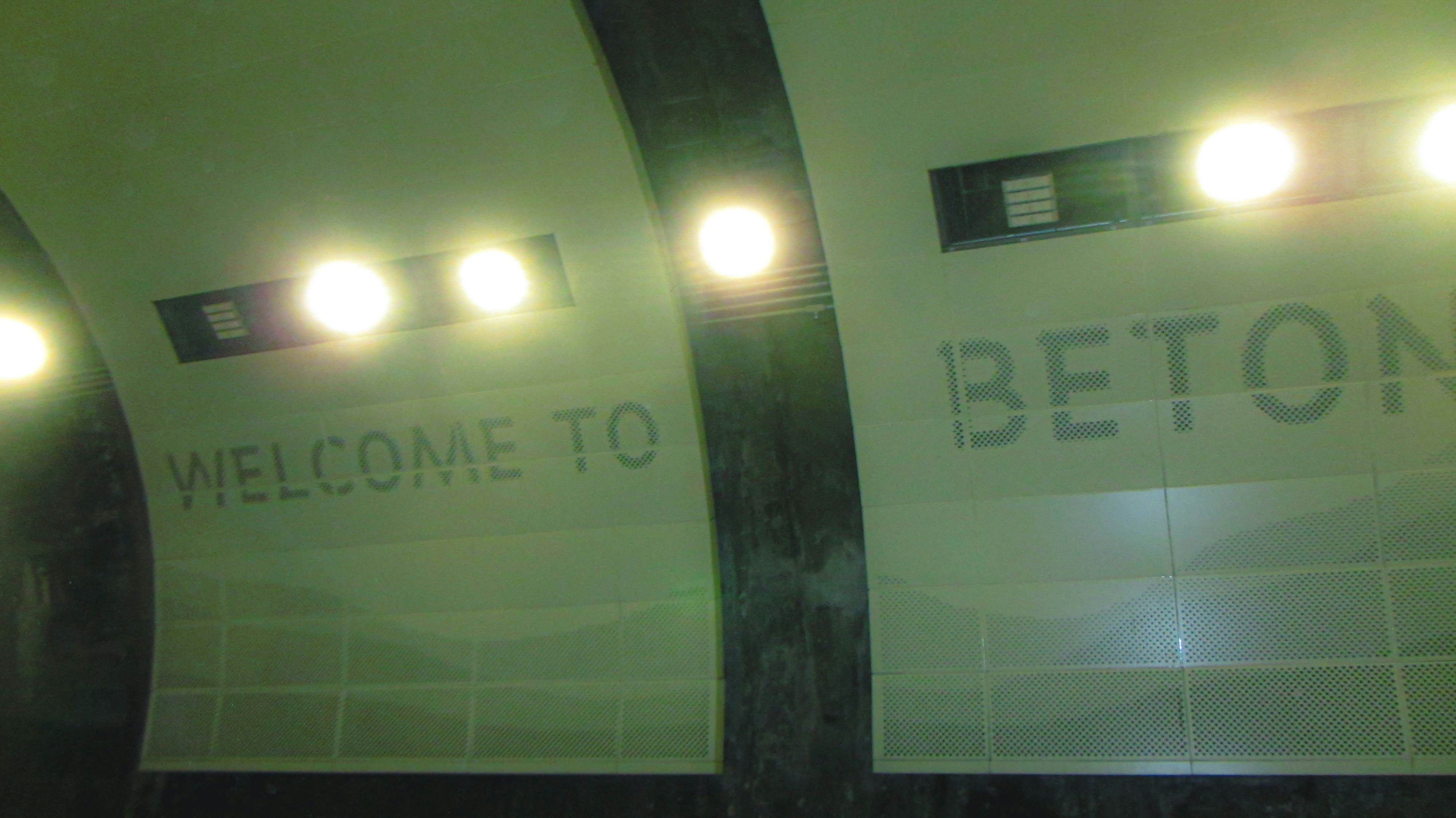 Welcome to beton sign with lights