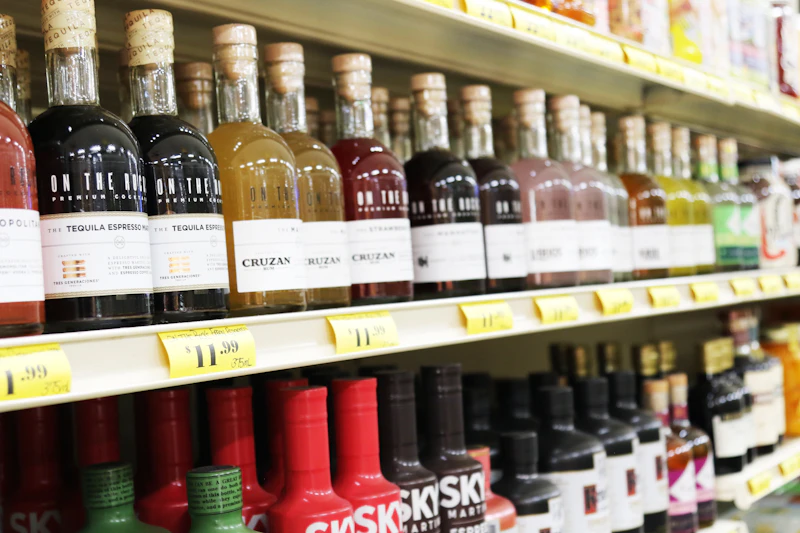 Batching & Bottled Cocktails: Wie du für zwölf Gäste mixt, ohne den Abend am Shaker zu verbringen