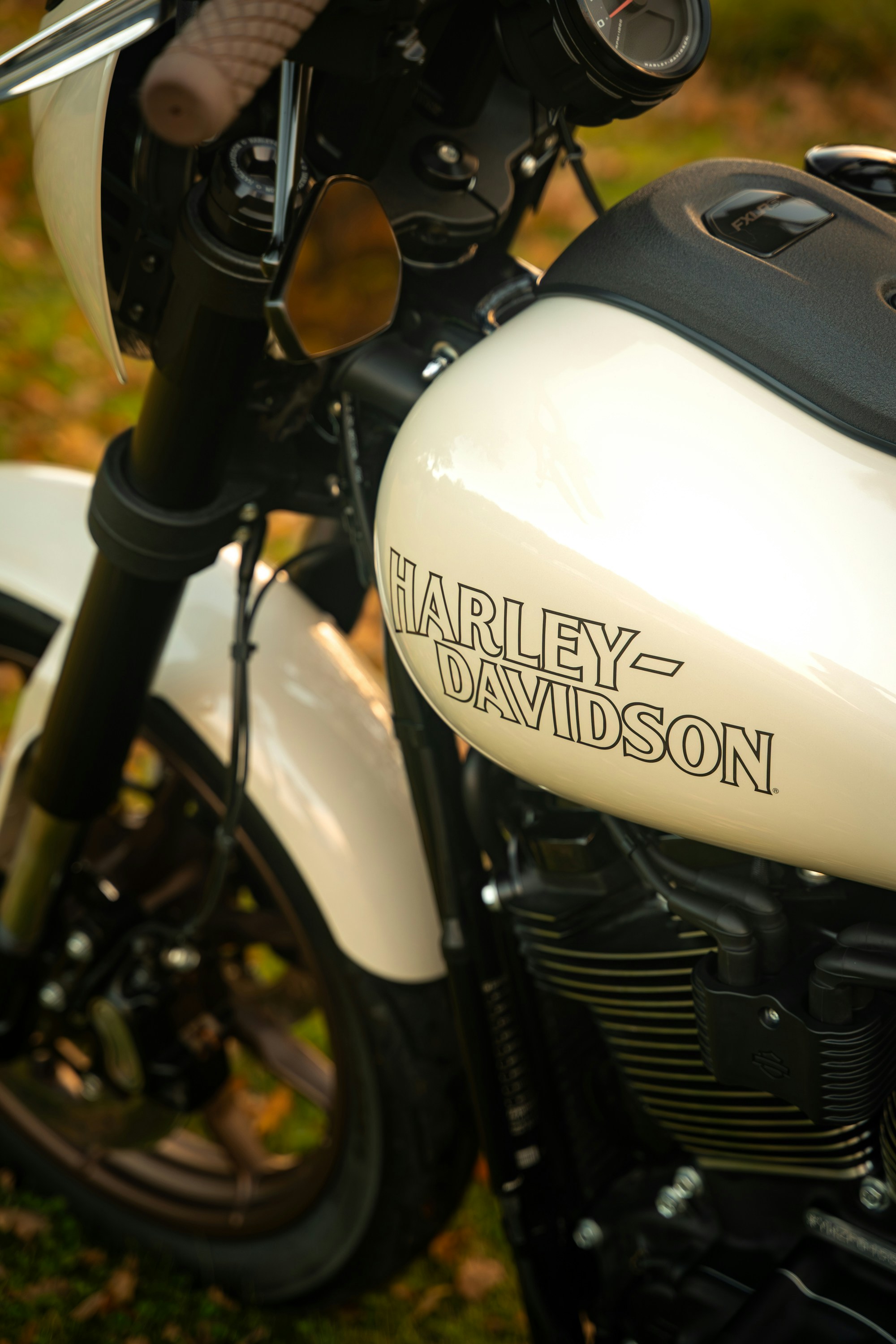 Moto Harley-Davidson blanche garée à l’extérieur
